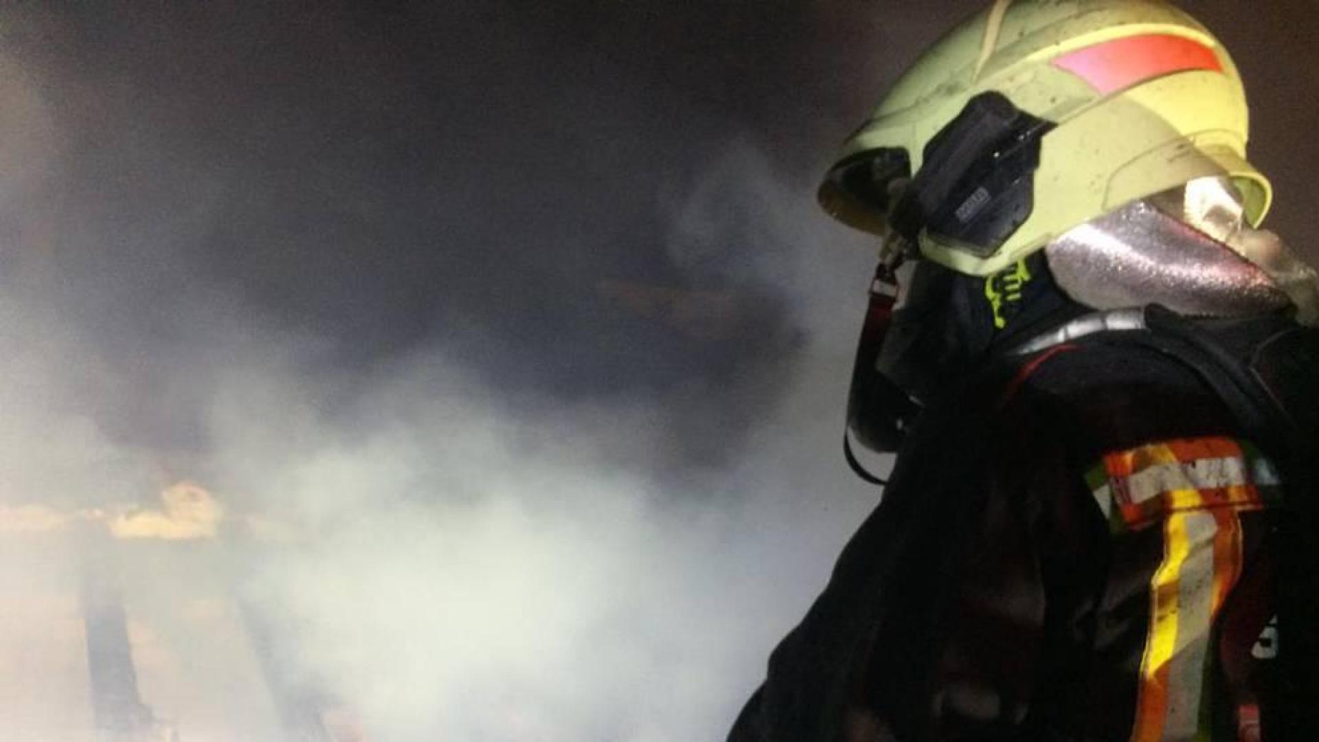 Un bombero apagando el incendio de una vivienda en Alsasua
