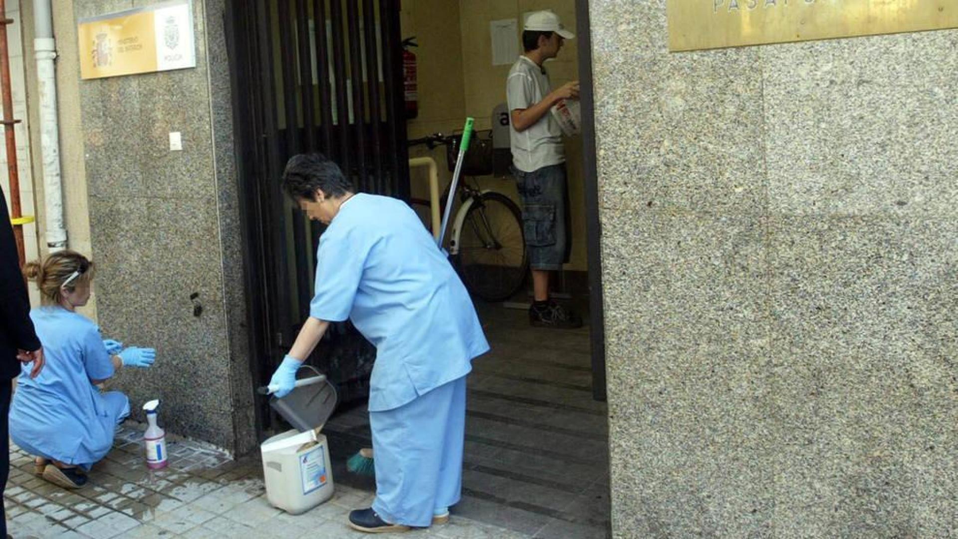 Dos trabajadoras de la limpieza, en la oficina del DNI de Pamplona.