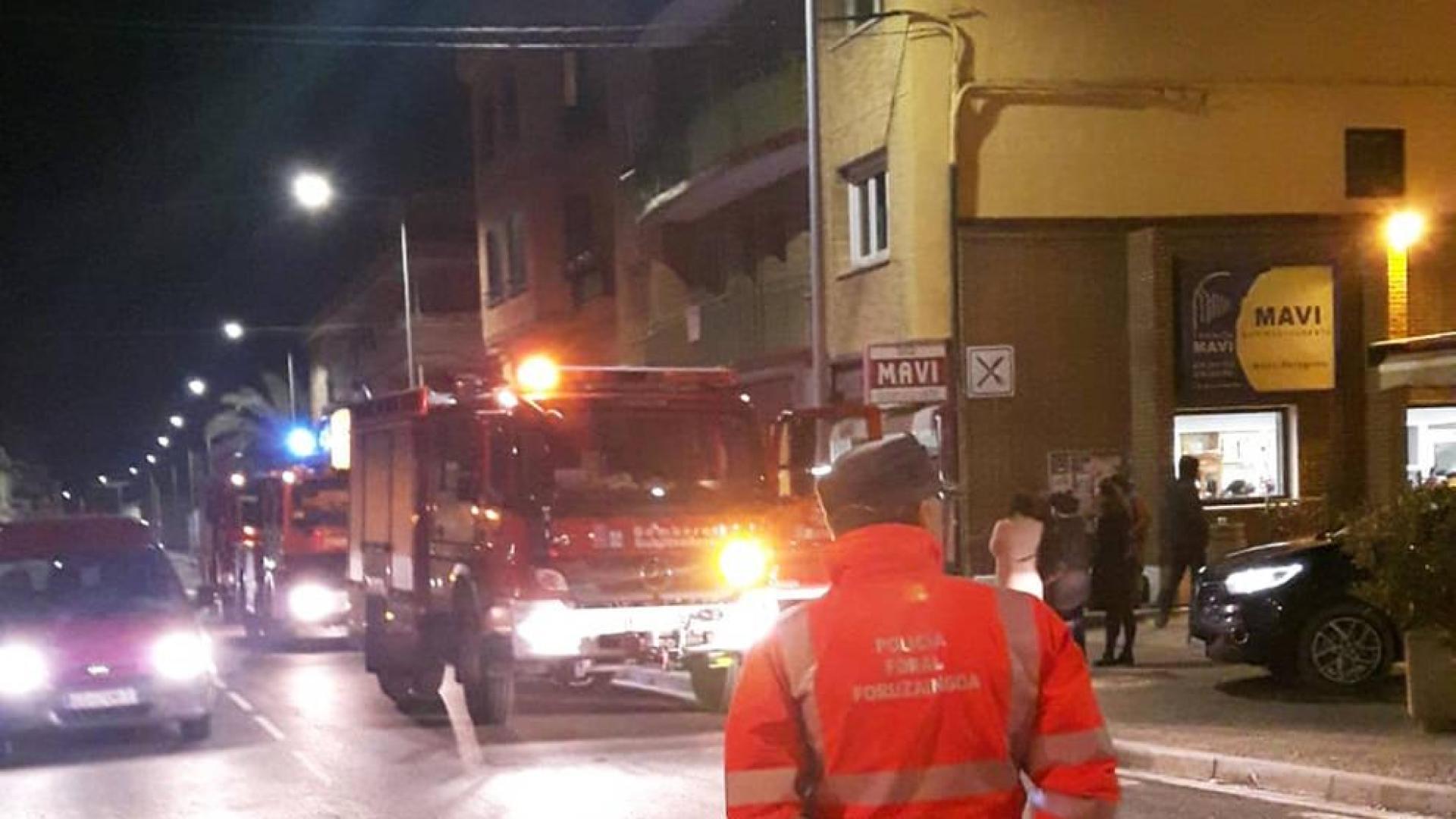 Alarma en Los Arcos tras incendiarse un edificio de siete plantas