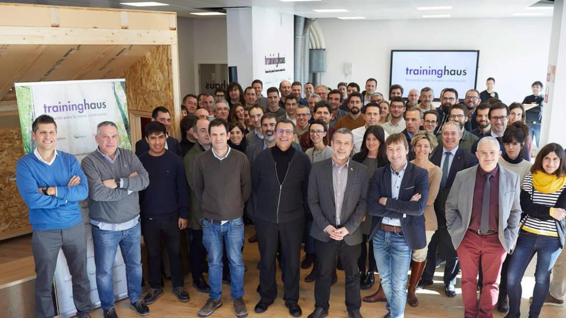 Asistentes a la inauguración en Pamplona de la academia “traininghaus” de formación en edificios de consumo casi nulo-pasivo