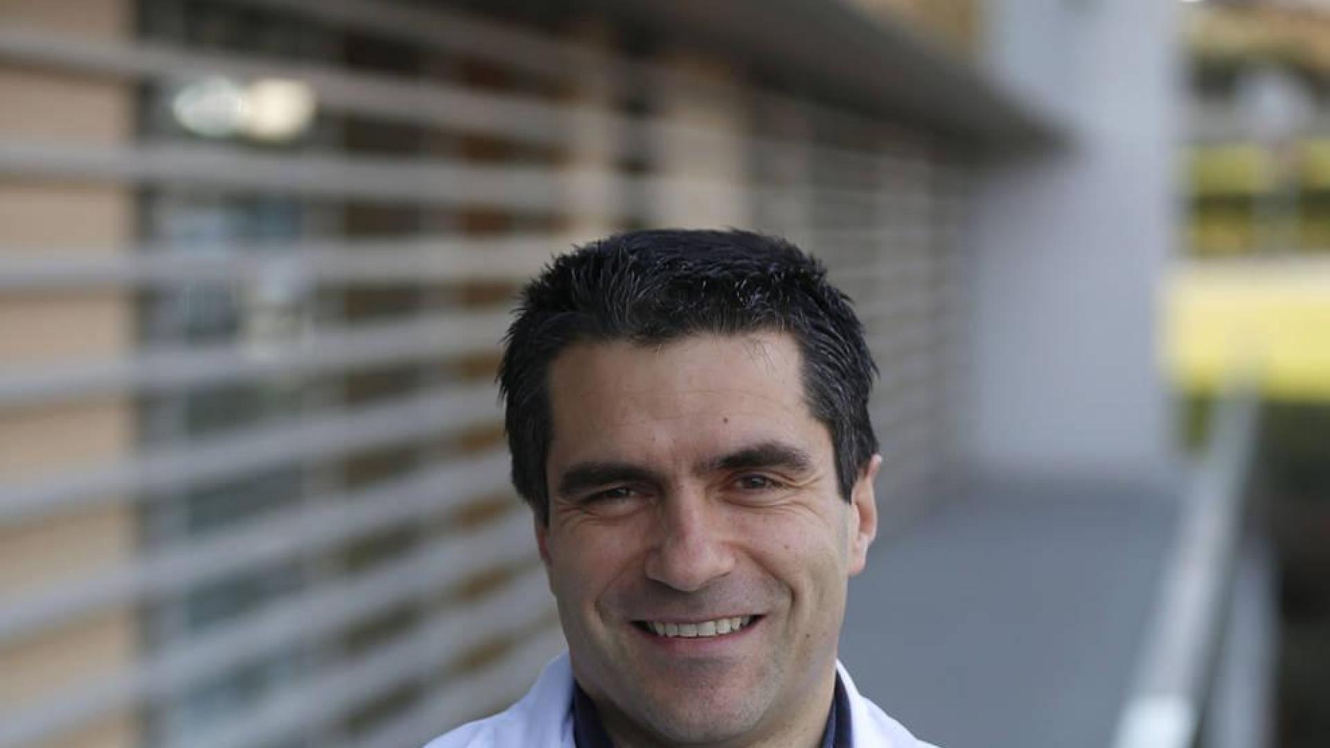 El doctor Manuel Murie Fernández, en su día a día en la Clinica San Miguel, donde dirige el departamento de Neurología.
