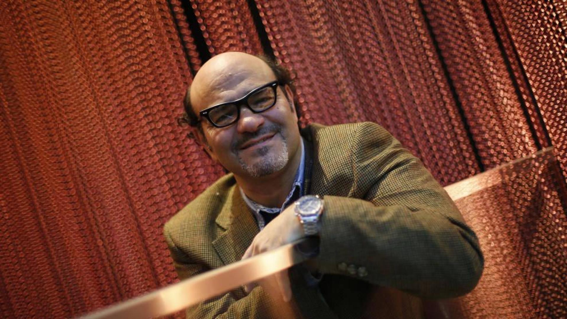 El abogado y cantante de De 2 en blues band, Miguel Ángel González en el Café Niza pamplonés.