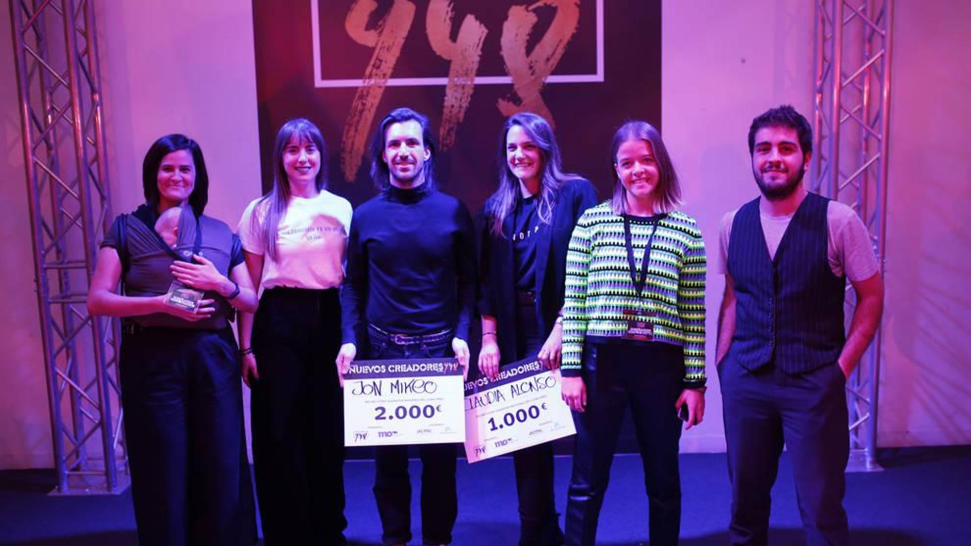 De izquierda a derecha, Elena Domench, Lara Cezeta, Jon Mikeo, Claudia Alonso, Natalia Bruguera y Asier Quintana, del concurso de Nuevos Creadores de la Pasarela 948.