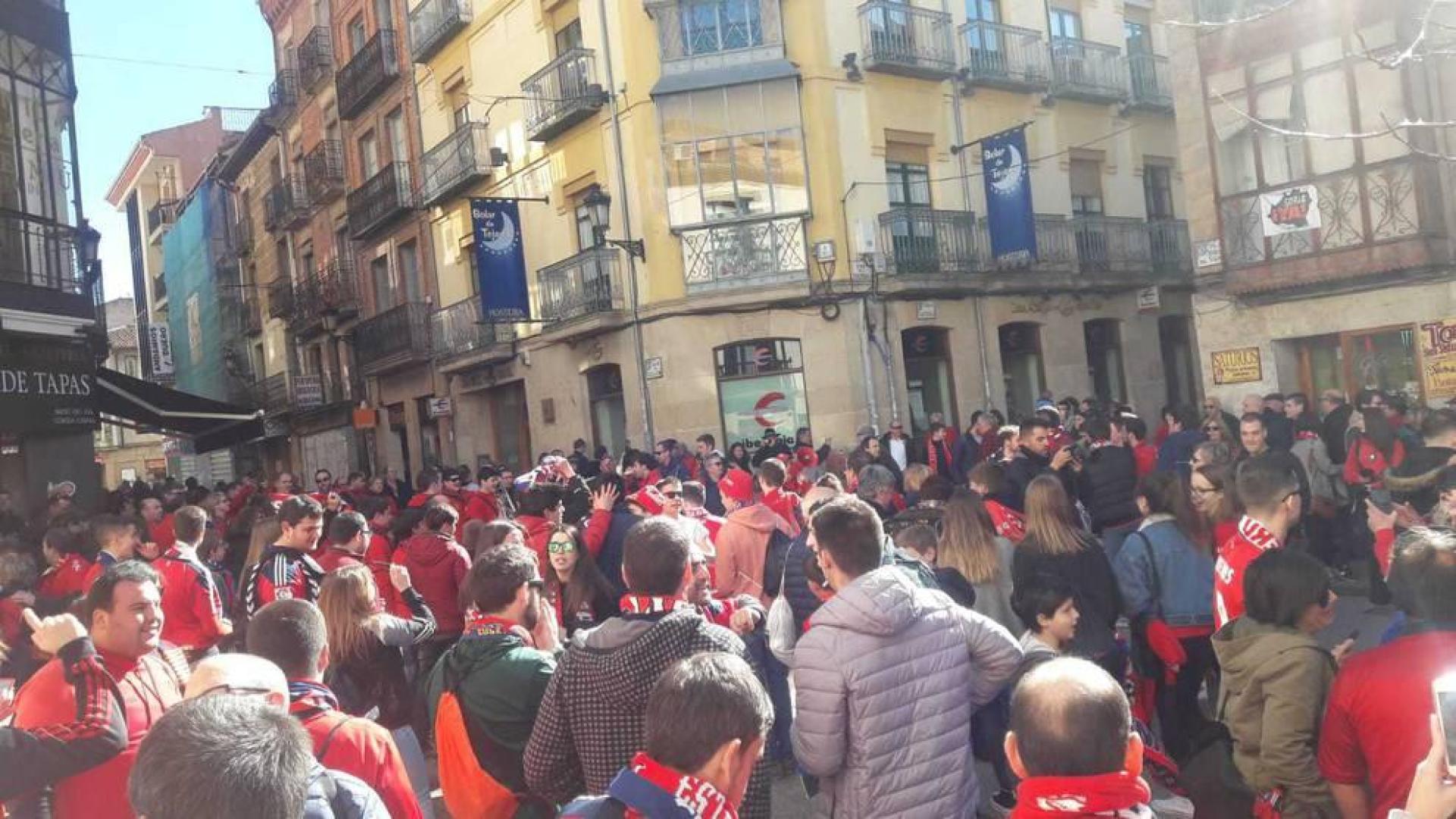 La afición de Osasuna calienta en las calles de Soria