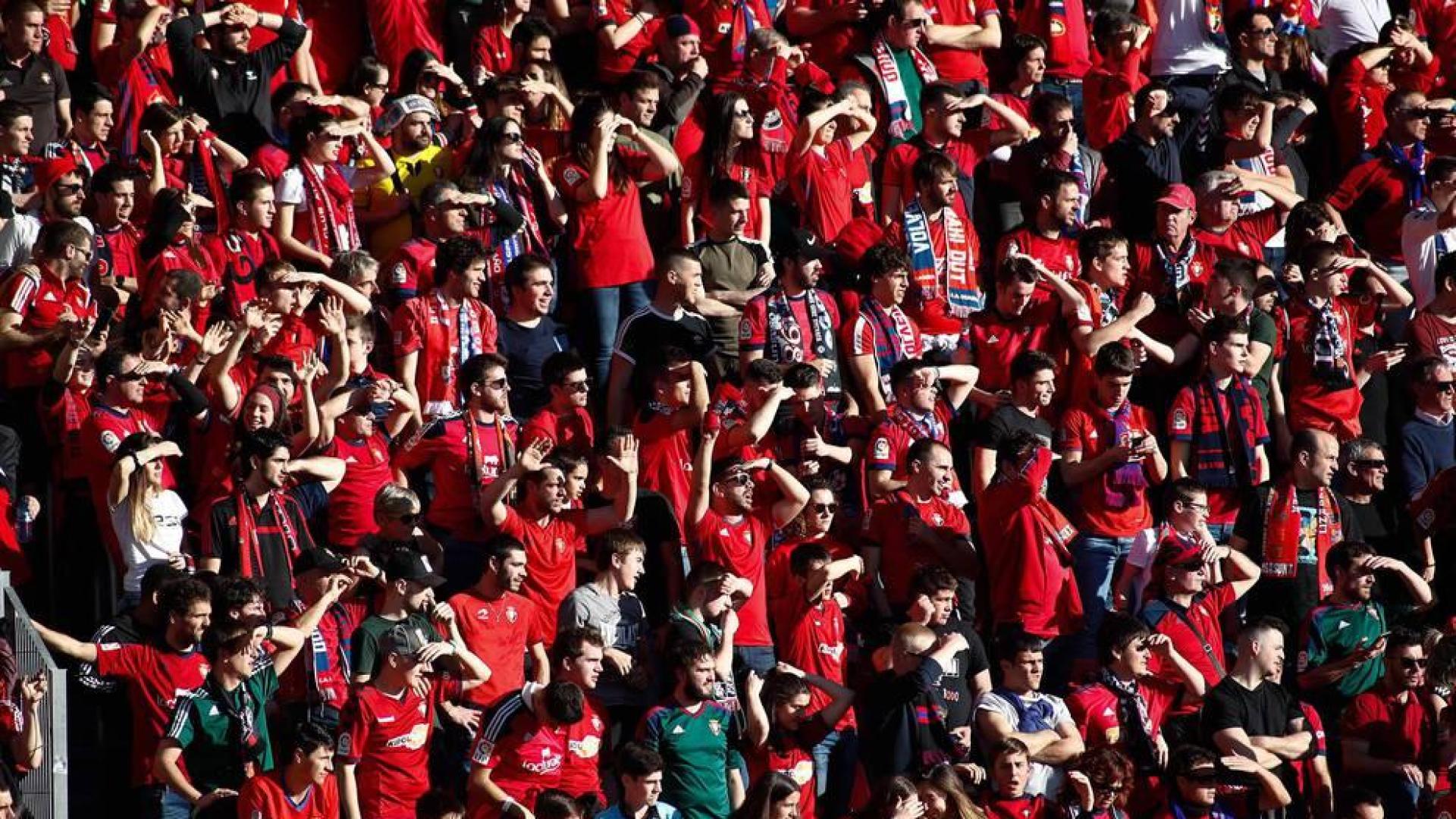 Imágenes de aficionados de Osasuna en las gradas del estadio del Numancia.
