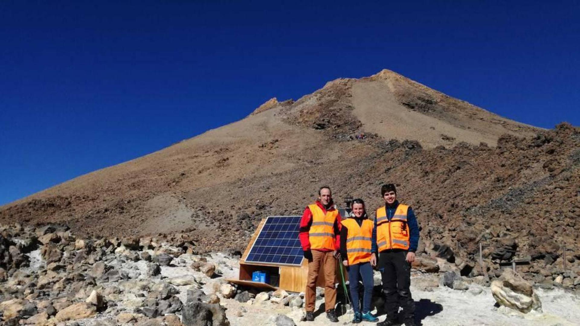 De izquierda a derecha: David Astrain y Leyre Catalán (investigadores de la UPNA), con José David González de la Guardia (investigador de INVOLCAN), en una estación geoquímica localizada en el cono sumital del volcán Teide (Tenerife).