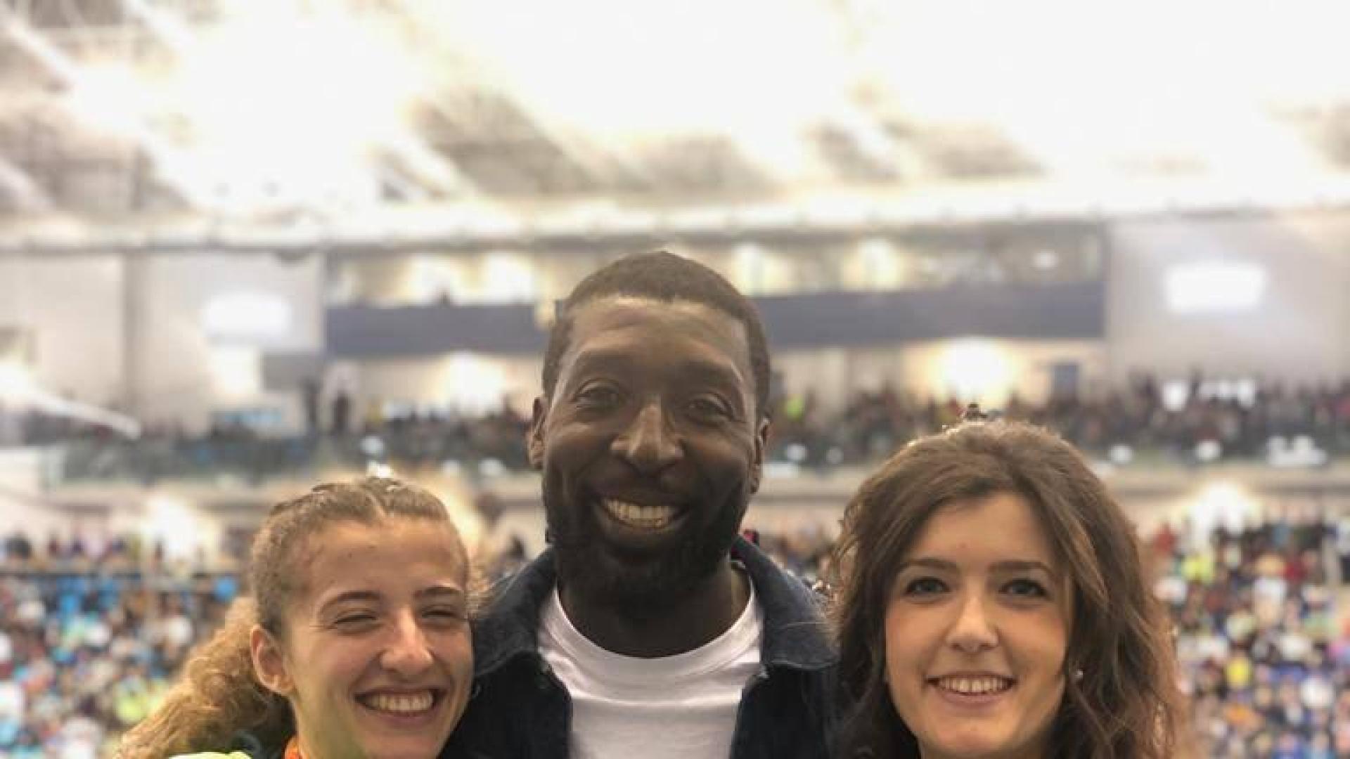 Alegría de las medallistas, Nerea Bermejo e Izaskun Turrillas, y su entrenador François Beoringyan.