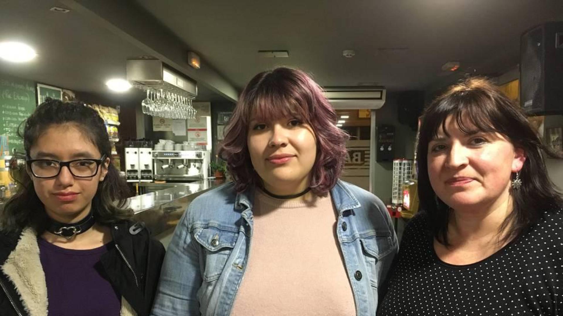 Desde la izda.: Jessica Cristina Puglla León y Zahra Khoui Estepa, amigas y ambas con síndrome de Asperger, y Ana María Estepa Román, la madre de Zahra.