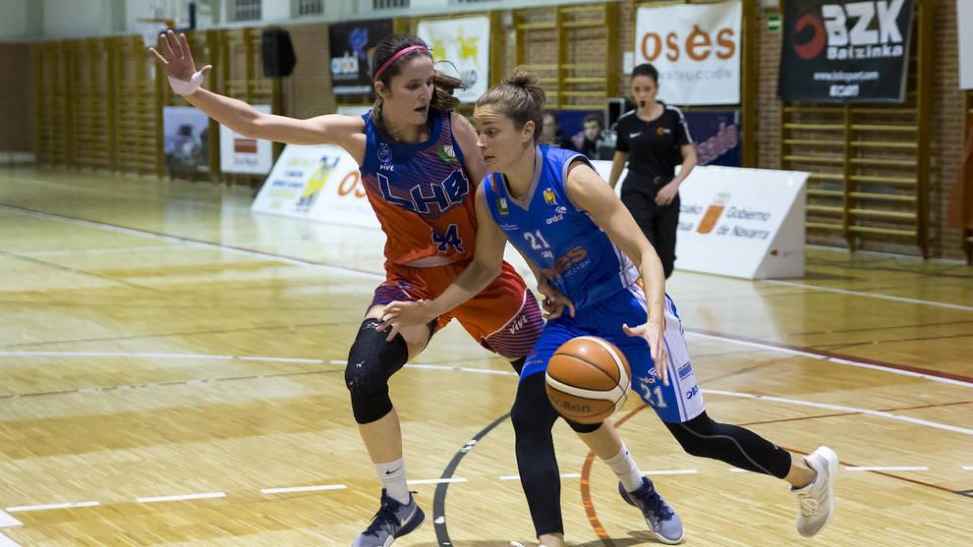 Ceci Liñeira conduce un balón durante el pasado partido ante el Lima-Horta Barcelona.