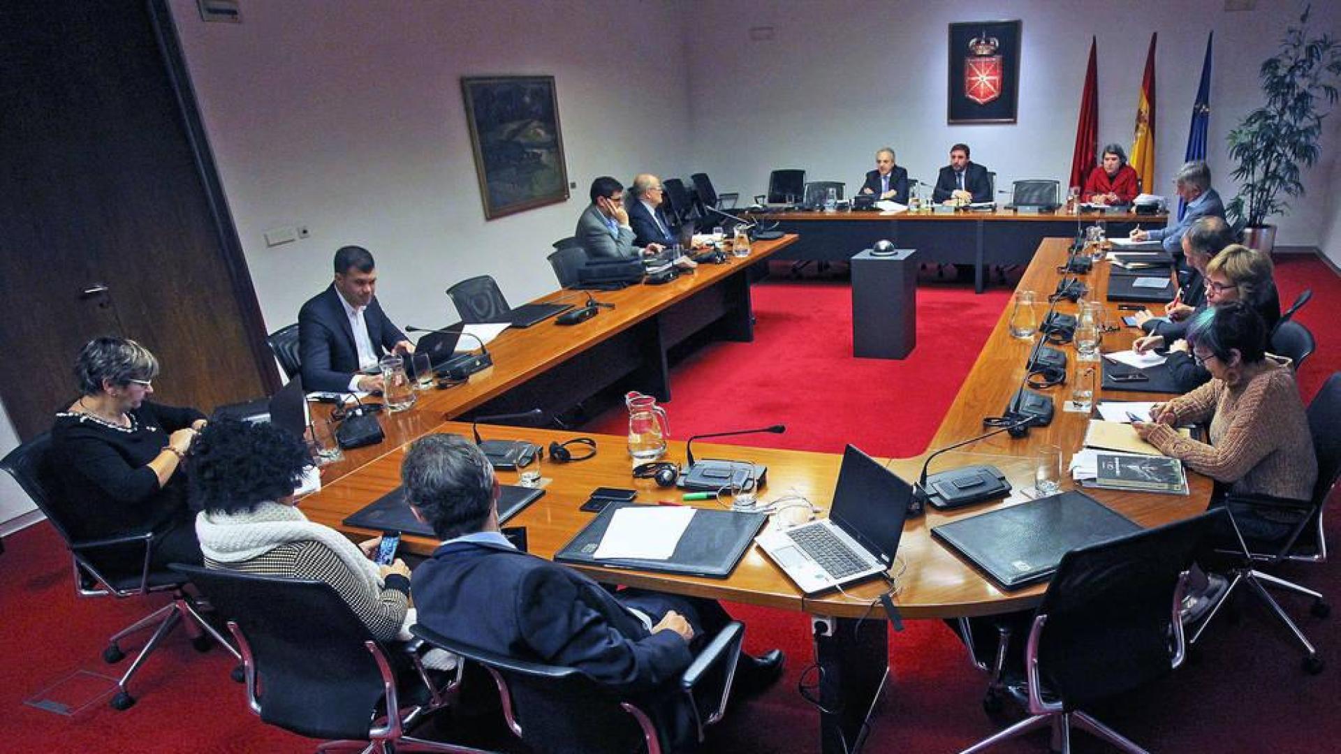 La Comisión que investiga sobre Caja Navarra el día en que compareció el ex presidente Miguel Sanz.
