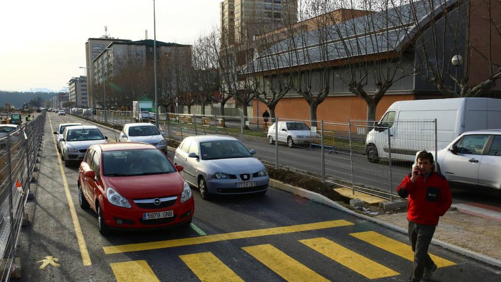 Un peatón pasa junto al paso provisional que se ha pintado en la avenida de Pamplona, ya abierta en los dos sentidos de la circulación. A la izquierda, la zona dibujada para peatones.