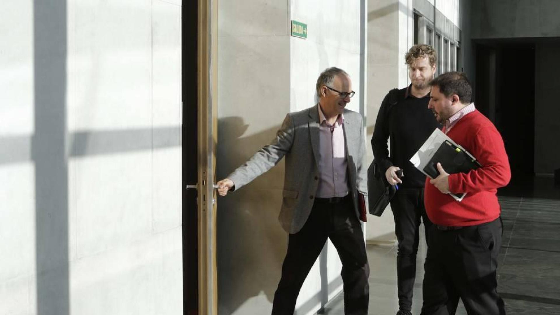 Adolfo Araiz abriendo la puerta, Maiorga Ramírez (EH Bildu) y Unai Hualde (Geroa Bai).