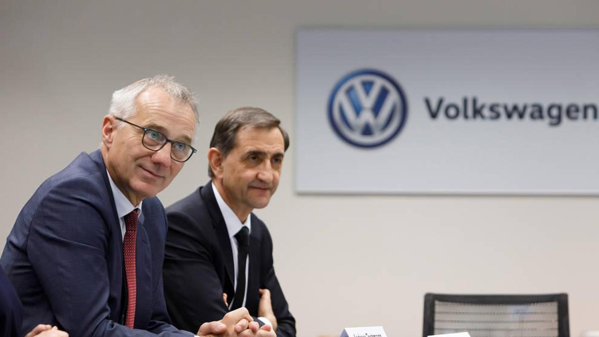 Andreas Tostmann, a la izquierda, junto a Emilio Sáenz, presidente de Volkswagen Navarra.