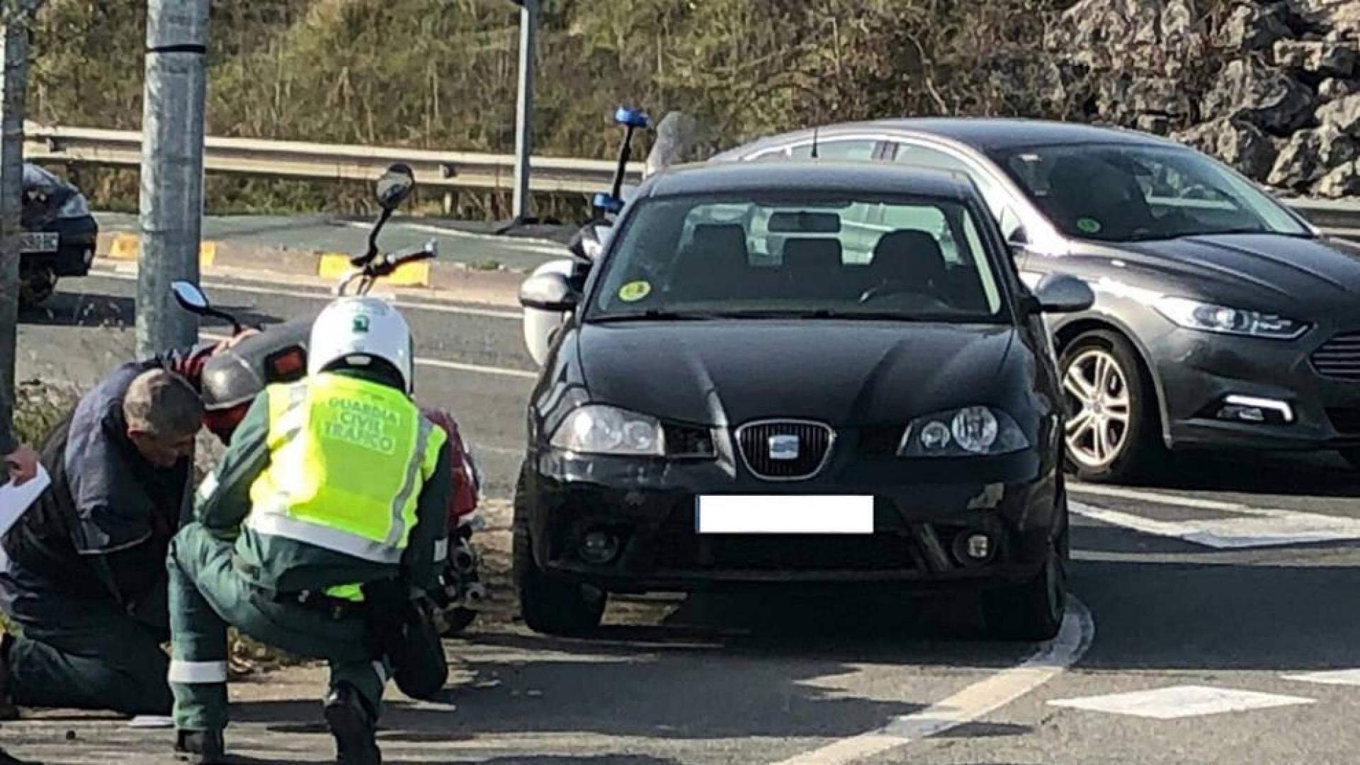 Herido leve un motorista en una colisión con un turismo en la PA-30