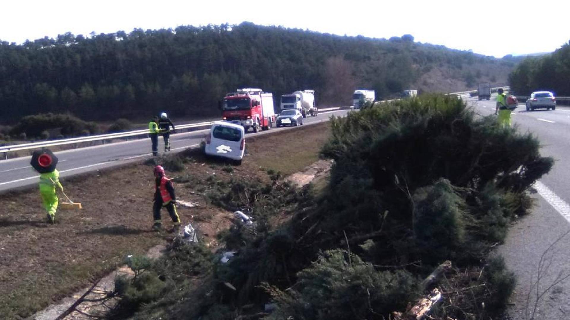 Bomberos y personal de mantenimiento de la AP-15, en el lugar del accidente.
