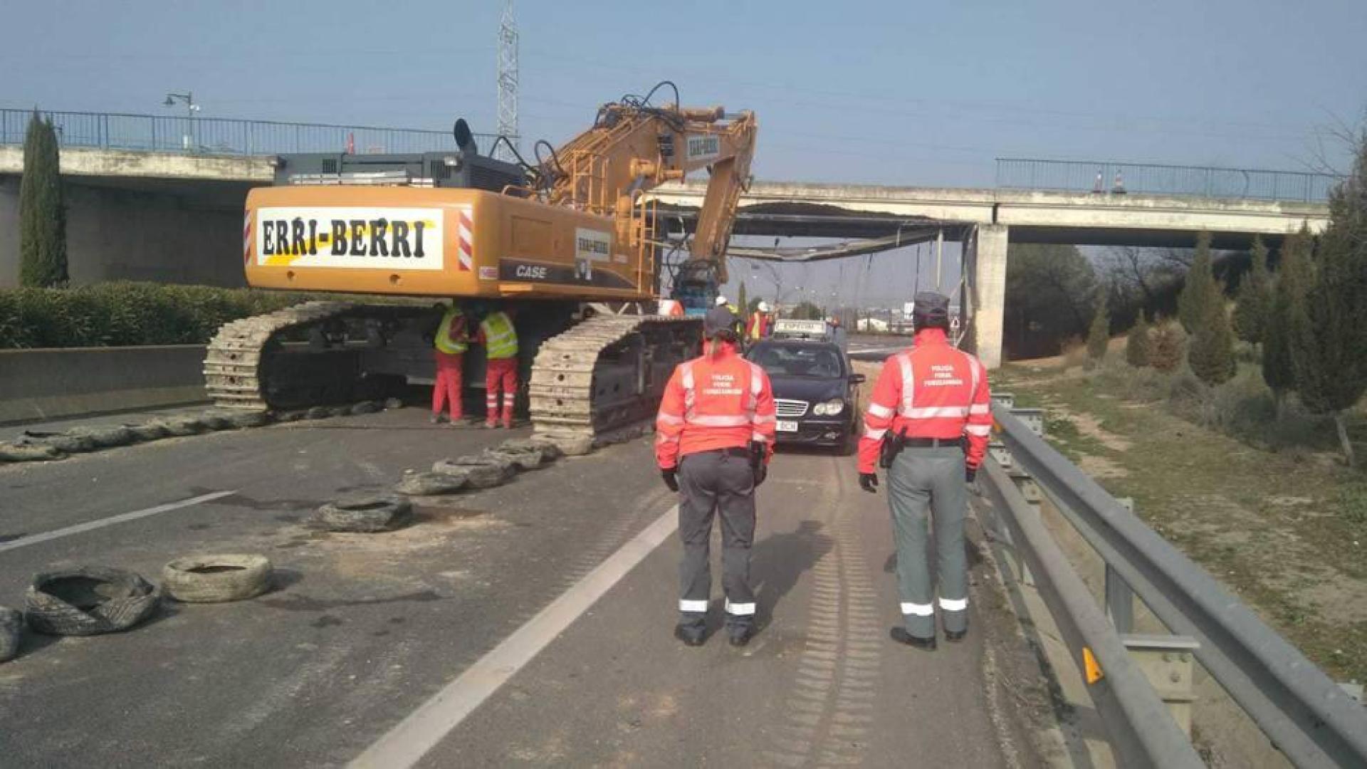 Comienza el derribo del puente de la N-121-C en Tudela, que fue golpeado por un camión