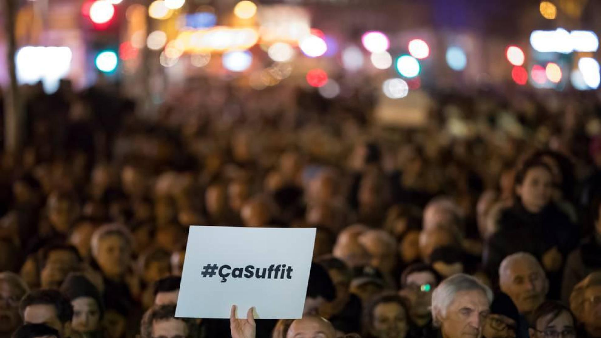 Cientos de personas participan en un mitin nacional para protestar contra el antisemitismo este martes, en la Place de la Republique en París (Francia)