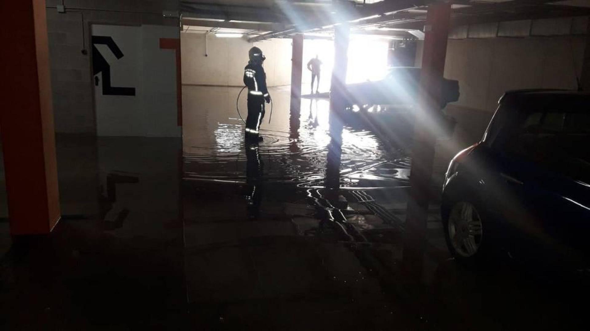 La rotura de una tubería inunda un garaje en Zizur Mayor