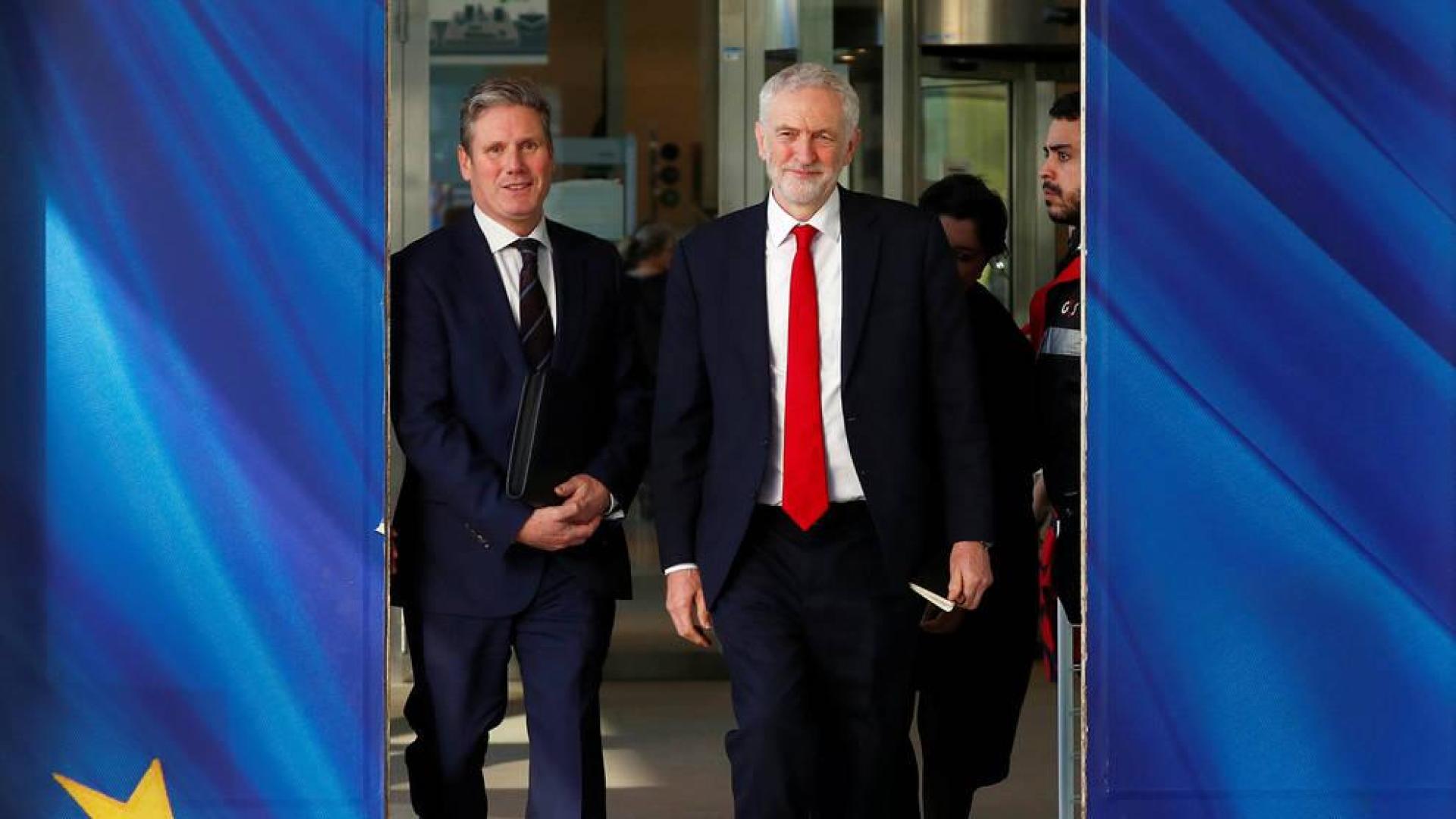 El líder laborista y principal opositor británico, Jeremy Corbyn, con el jefe negociador de la Unión Europea (UE) para el "brexit", Michel Barnier.