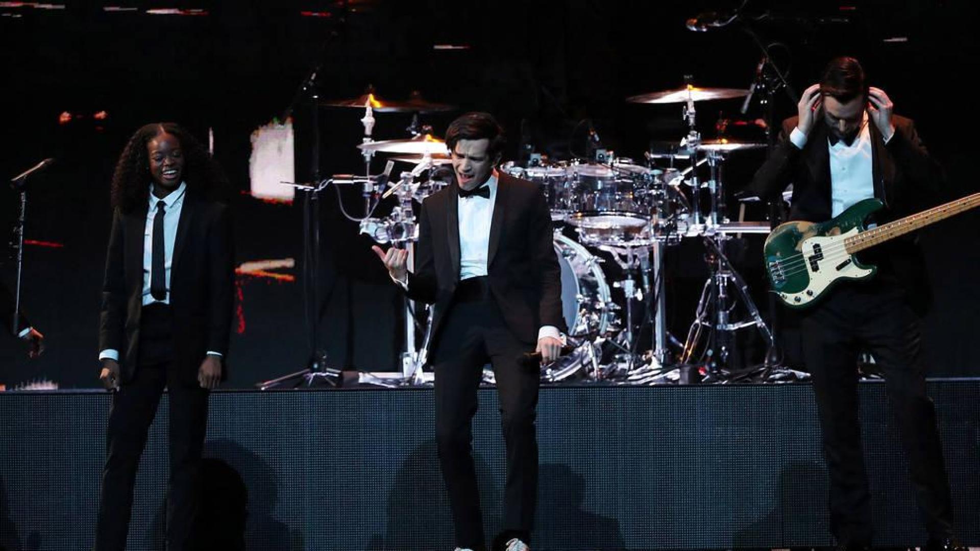 The 1975 actúan en los Brit Awards en el O2 Arena de Londres.