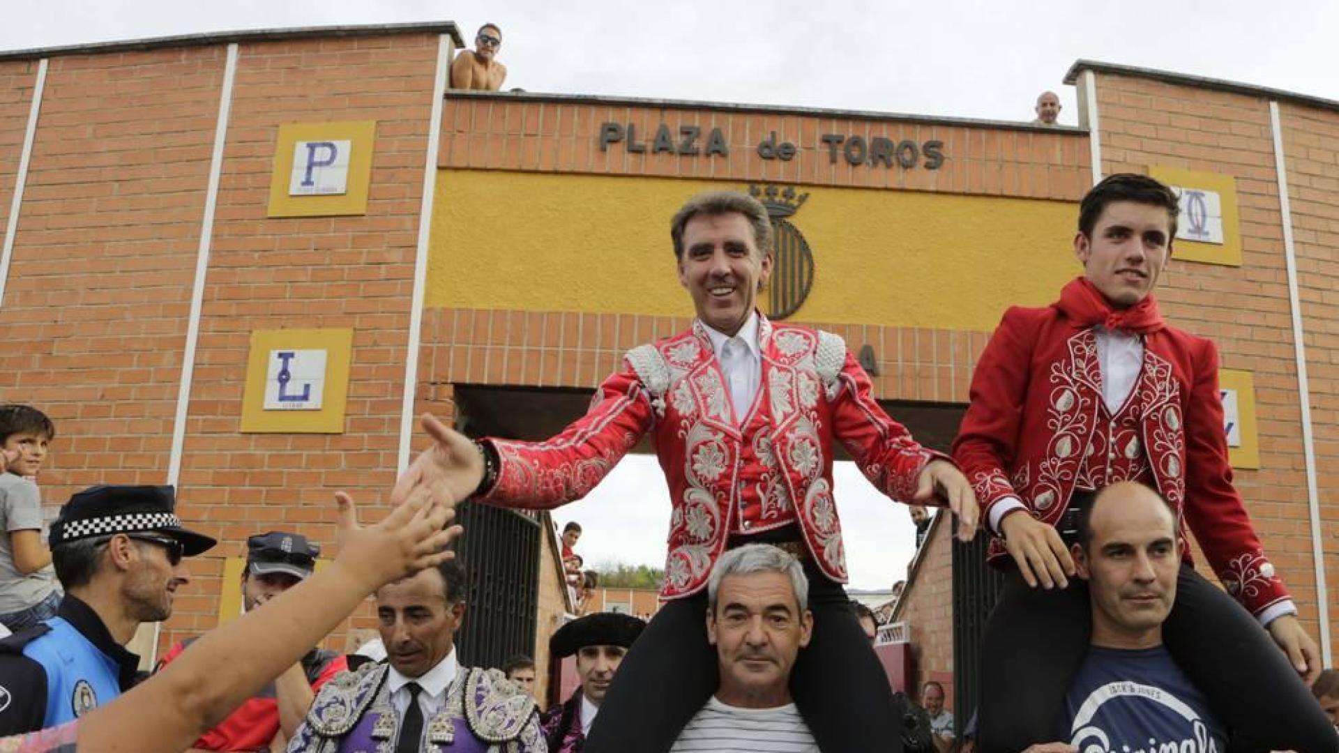 Pablo Hermoso de Mendoza y su hijo Guillermo salen a hombros de la plaza de toros de Sangüesa, el pasado septiembre.