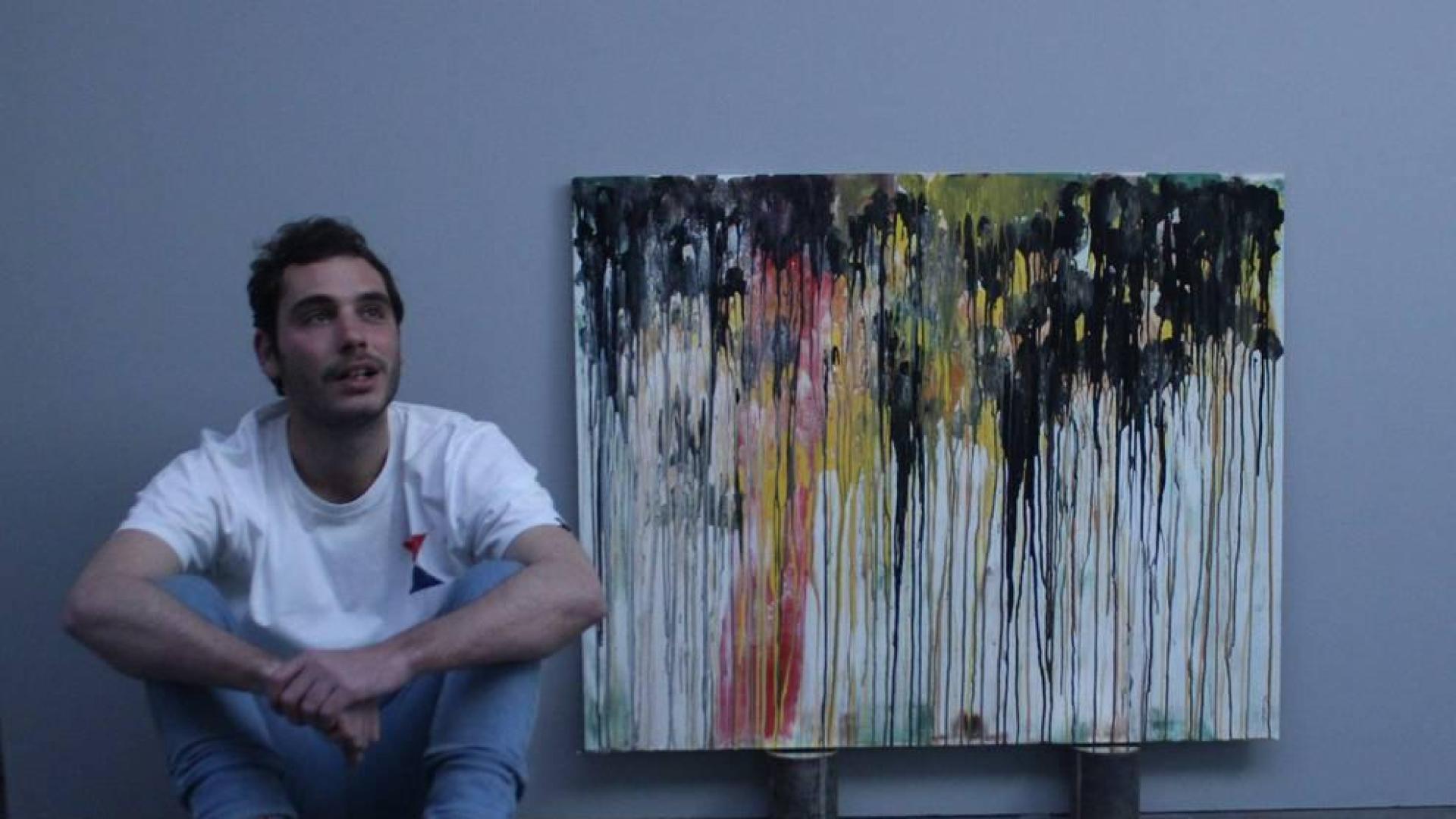 Yago Vaillo Usón, junto a una de las obras que forma parte de la exposición Procesos de abstracción.