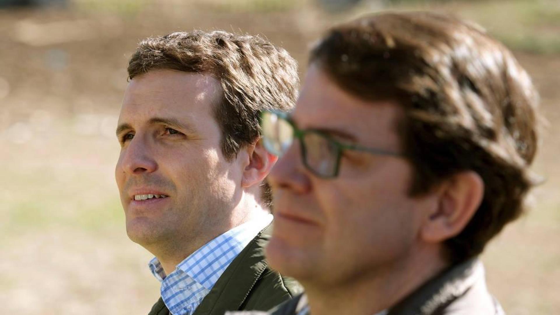 El presidente del PP, Pablo Casado (i), y el presidente del PP de Castilla y León, Alfonso Fernández Mañueco.