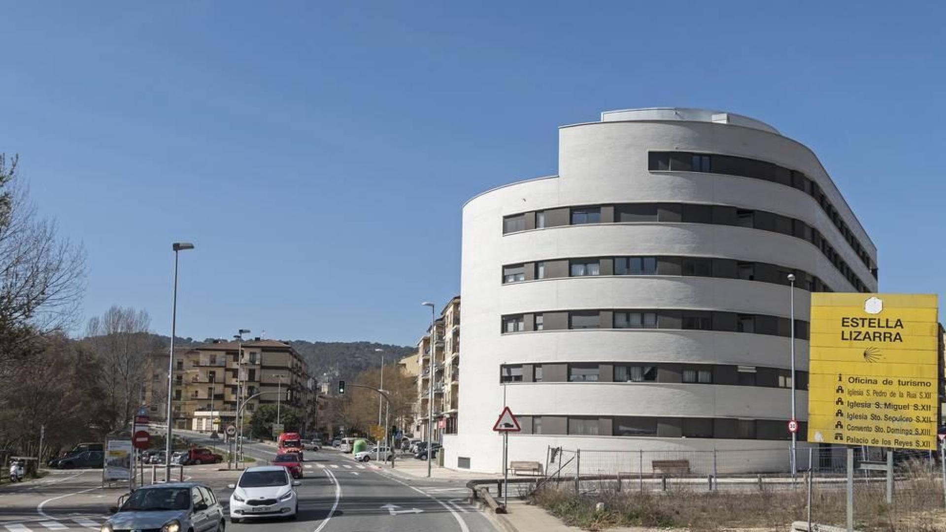 Viviendas del solar de Renolit junto a las que se alzarán nuevos bloques que dará acceso la rotonda.
