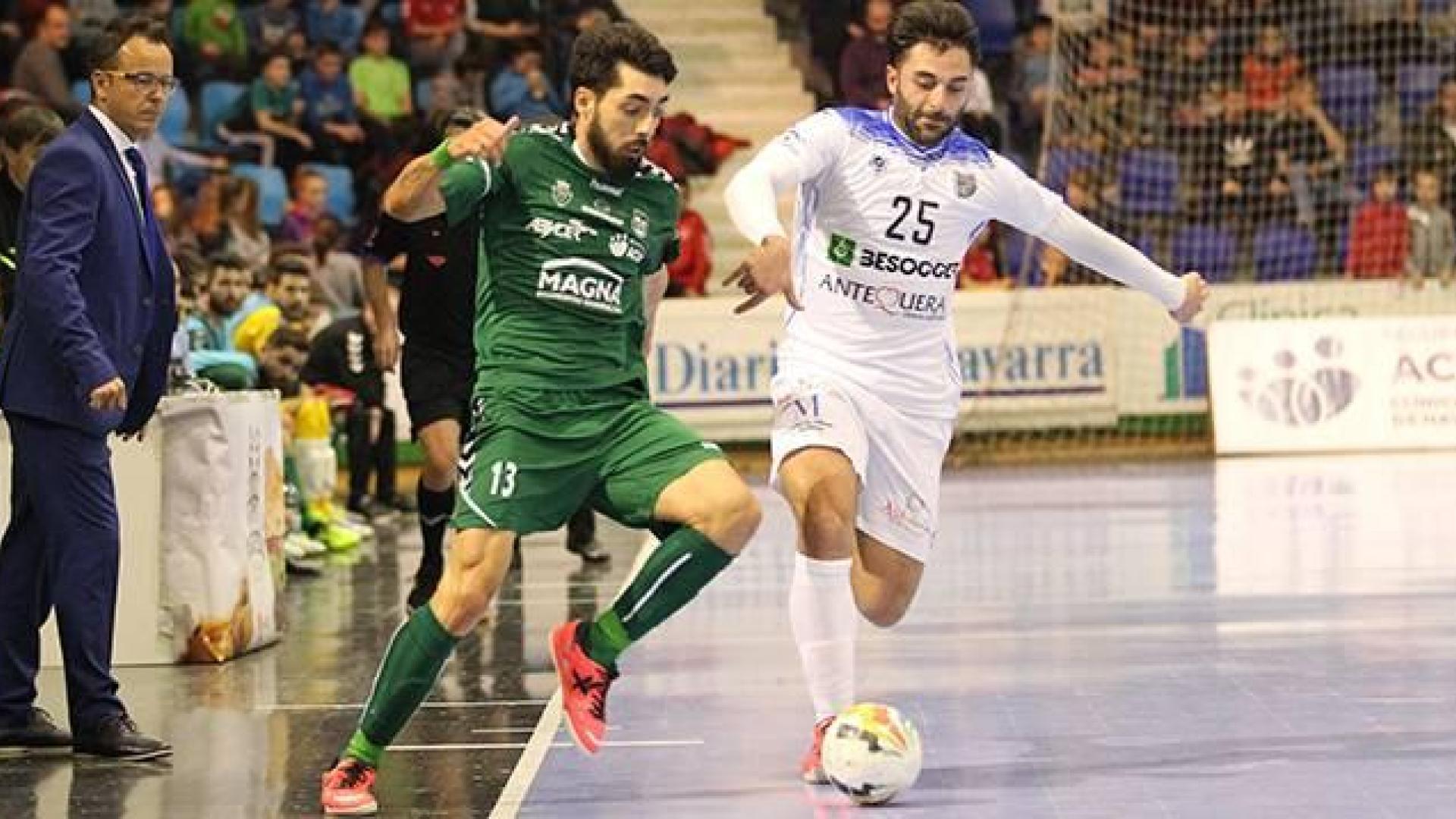 Martel, Osasuna Magna, y Pablo Ibarra, UMA Antequera, pugna por el balón durante el encuentro.