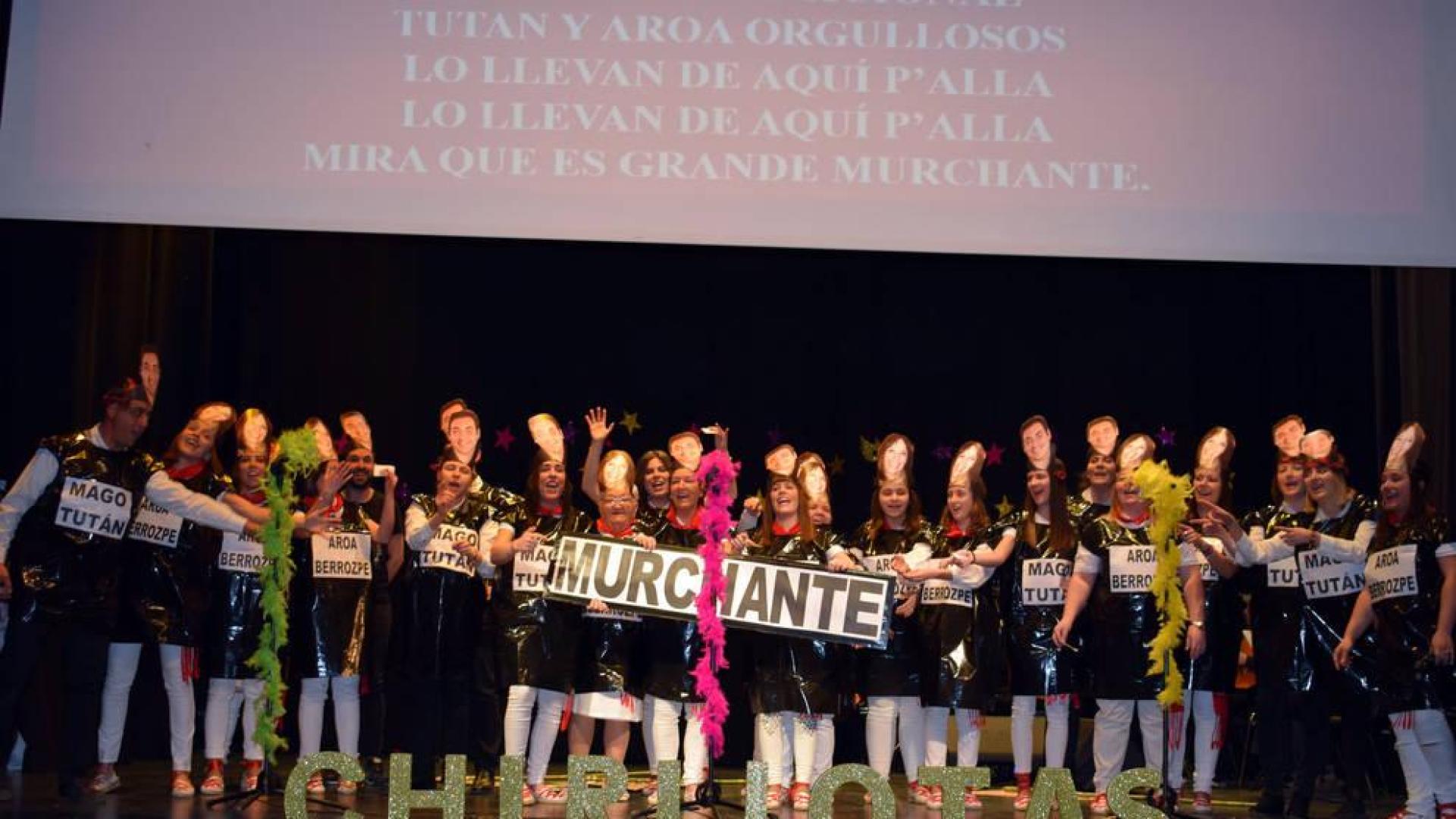 Integrantes de la escuela anfitriona de Murchante, que actuó junto a la de Buñuel, entonando una 'chirijota' durante el espectáculo.
