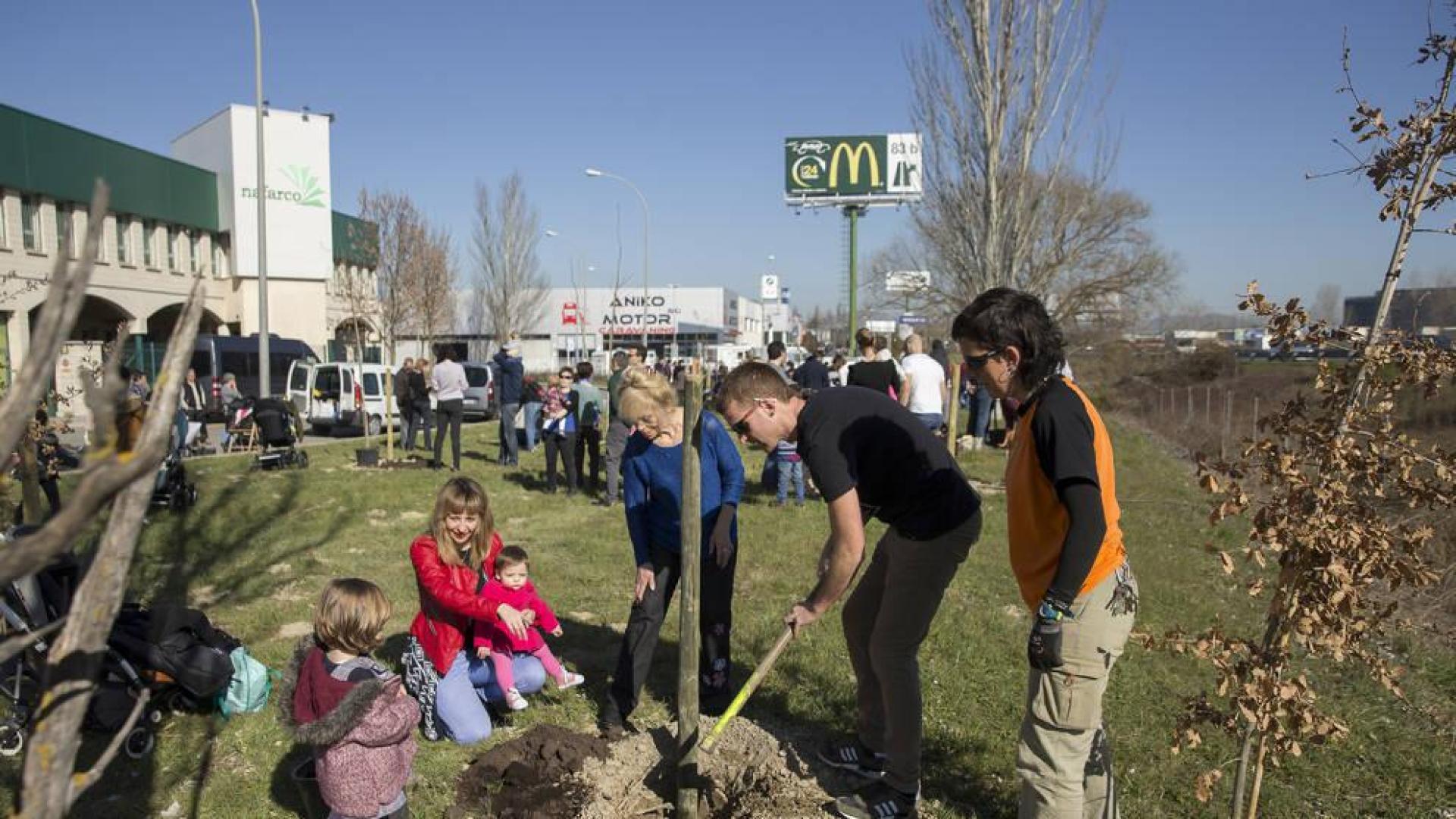Las familias tuvieron la ayuda de cinco jardineros del Área de Jardinería y Agenda 21.