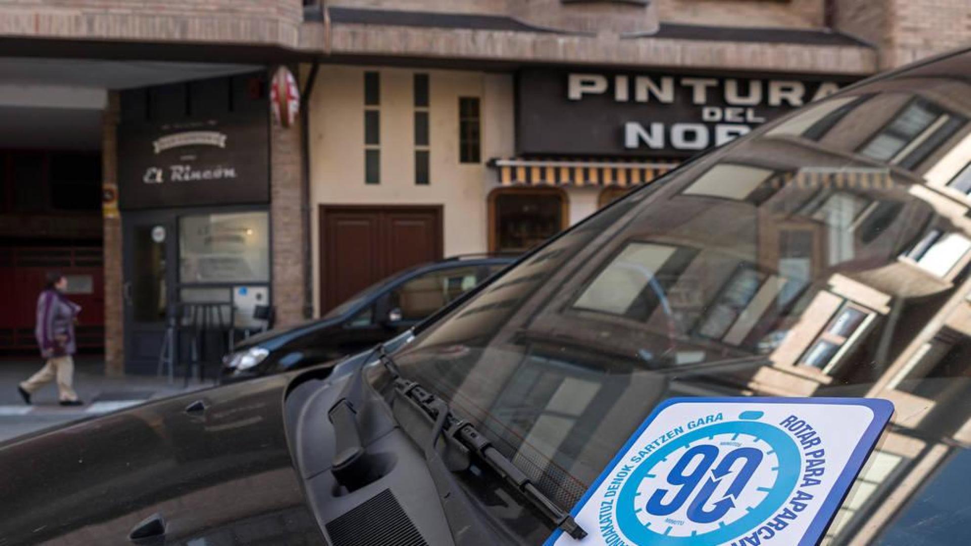 Un folleto informativo de la nueva normativa de aparcamiento en Estella.