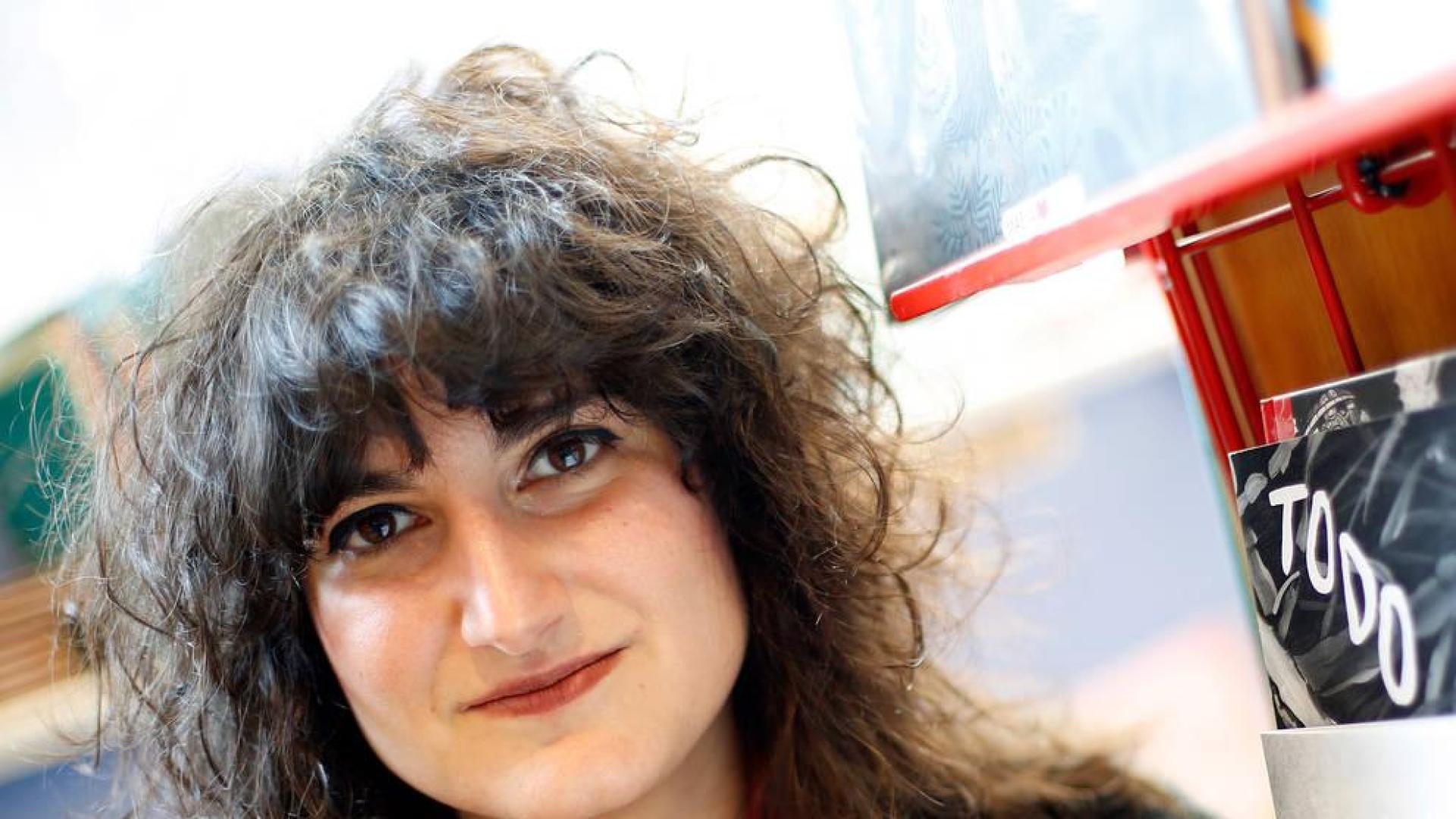 La pamplonesa Andrea Ganuza, licenciada en Bellas Artes, con dos de sus publicaciones.