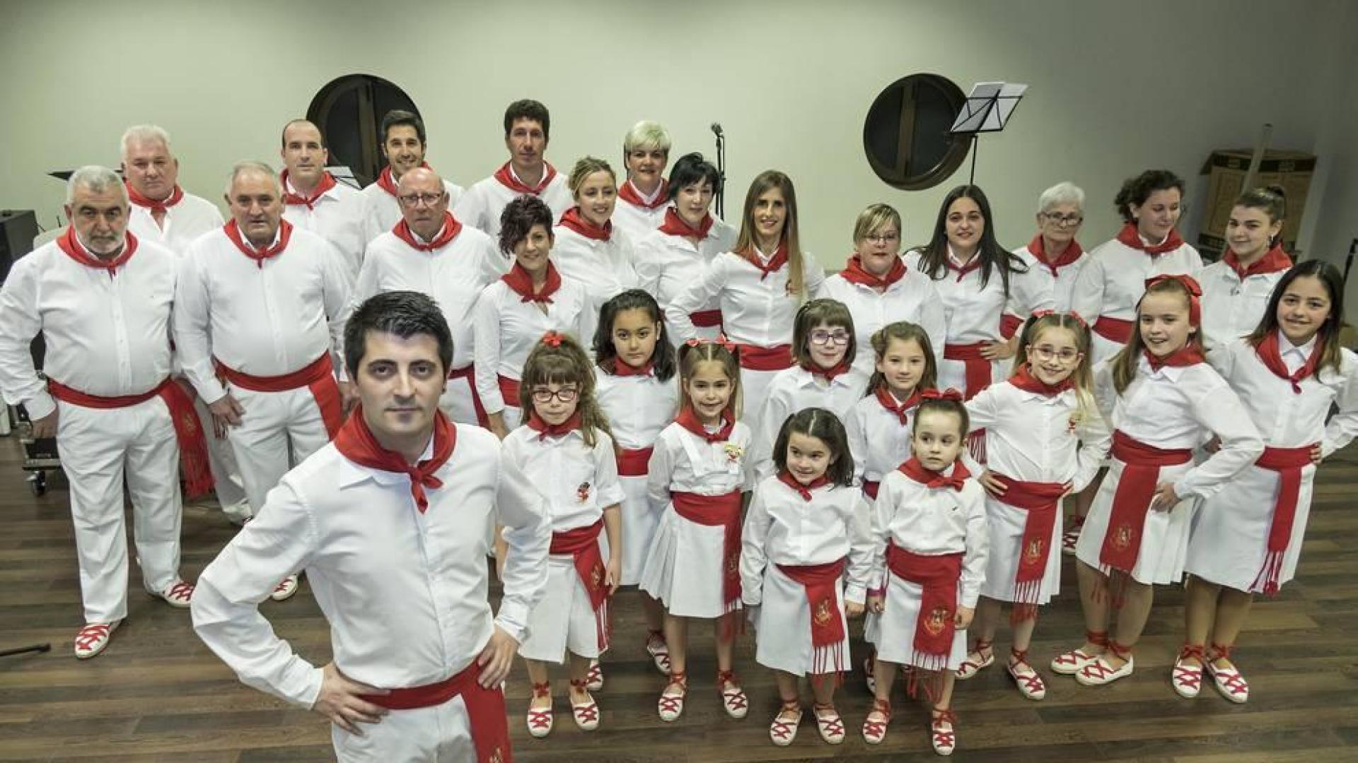 Santiago Urtubia , autor de A la sombra de Mendía, con los miembros de la escuela de jotas que dirige en Arróniz en el festival del viernes.