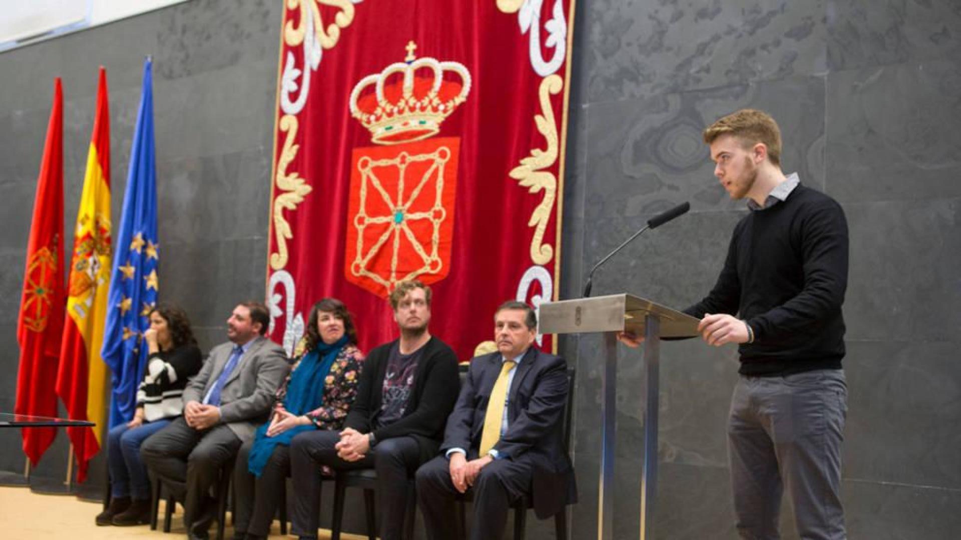 Hugo García de Olano, de la UPNA, recibe el III Premio de Derecho Parlamentario