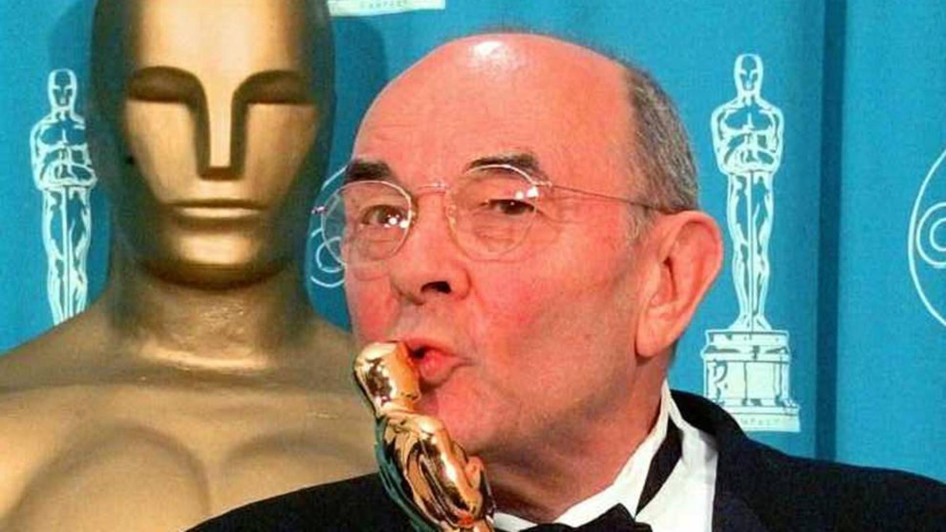 Stanley Donen, tras recoger su Oscar honorífico en 1998.
