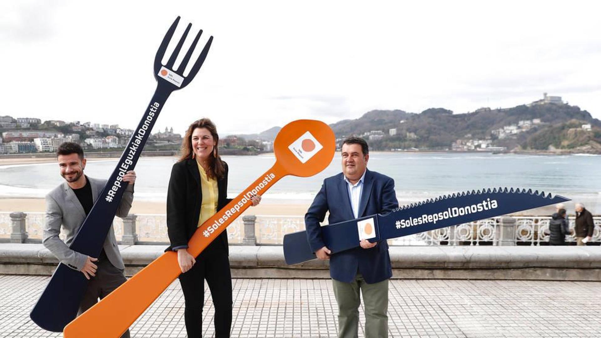 La directora de la Guía Repsol, María Ritter (c), el director de Basquetour, Harkaitz Millán (i), y el Teniente de Alcalde de San Sebastián, Ernesto Gasco (d).