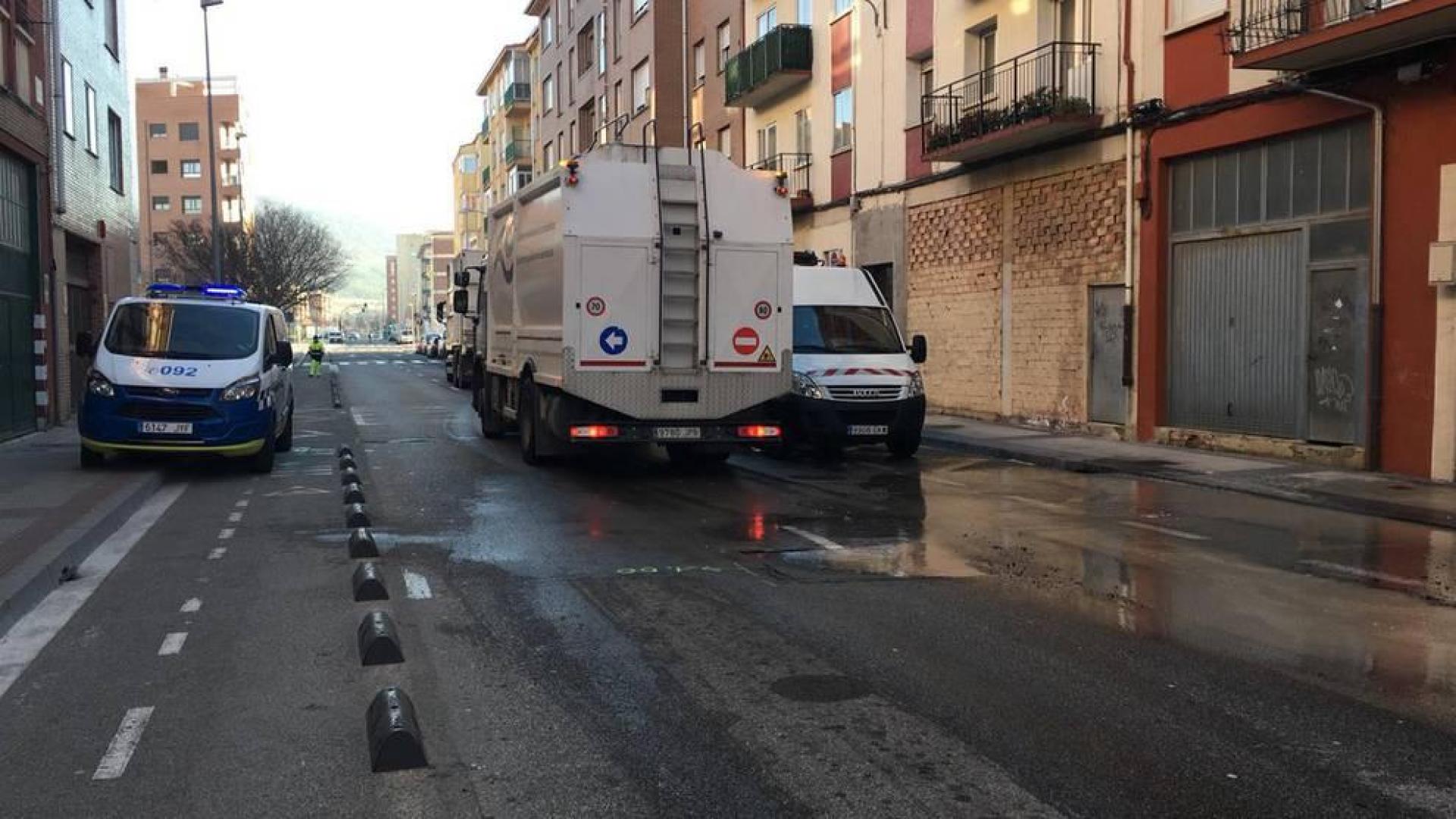 Revienta una tubería de agua en la calle Canal de Pamplona