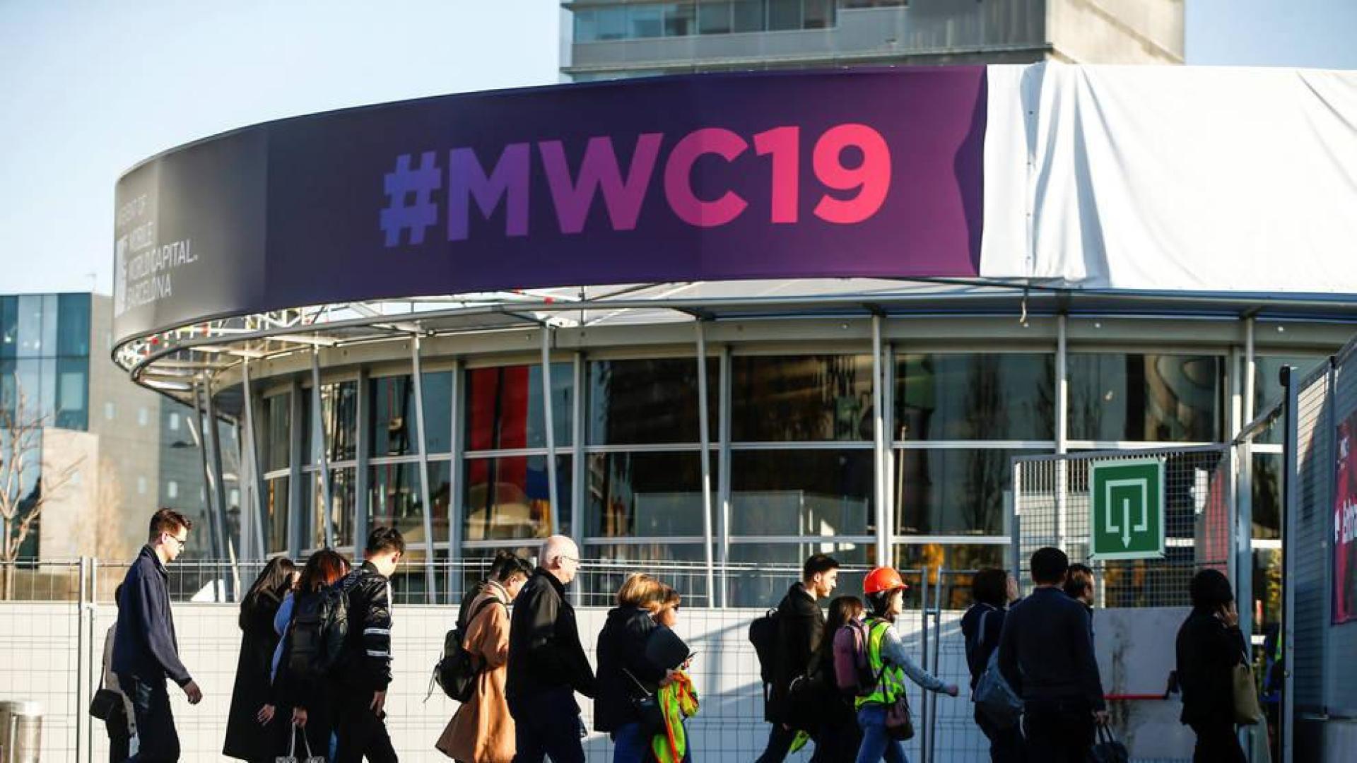 Operarios y participantes del Mobile World Congress 2019 ultiman los preparativos finales del Congreso que dará inicio el próximo lunes en el recinto de la Fira de Barcelona.