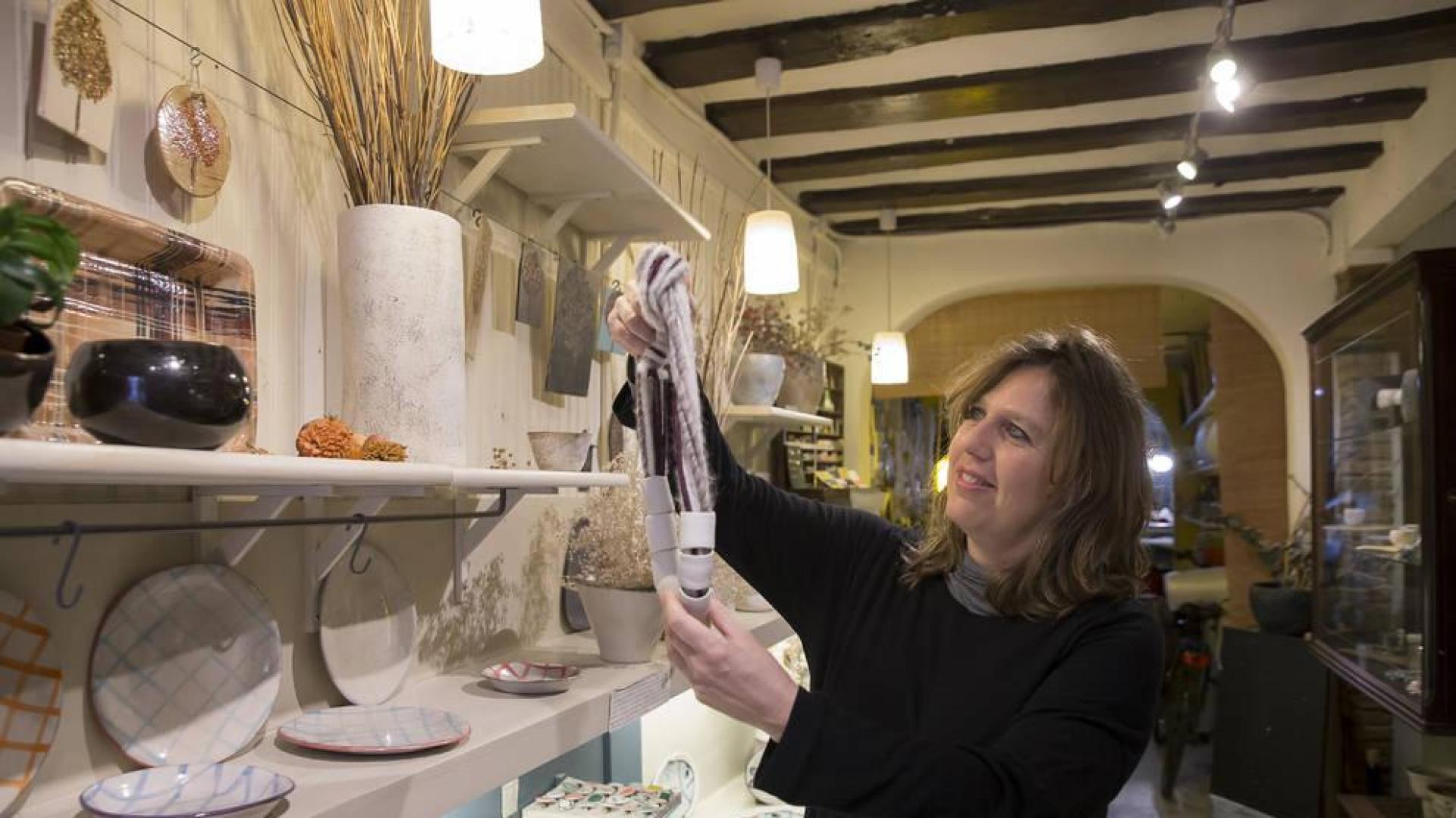 Mónica Tort Bori muestra una de las piezas que se puede adquirir y hacer en su establecimiento de Niu Taller de Cerámica.