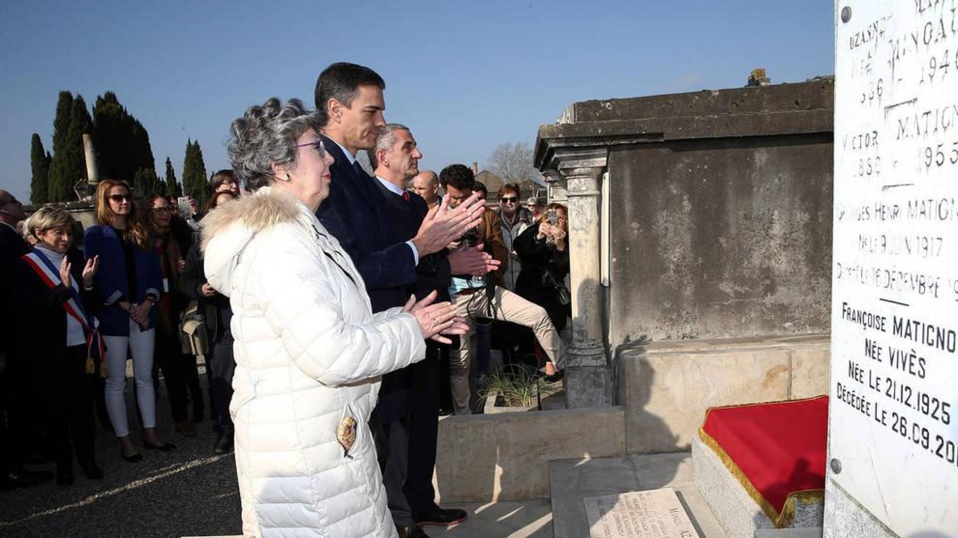 Pedro Sánchez, frente a la tumba del presidente republicano Manuel Azaña en Montauban junto a familiares de Azaña.