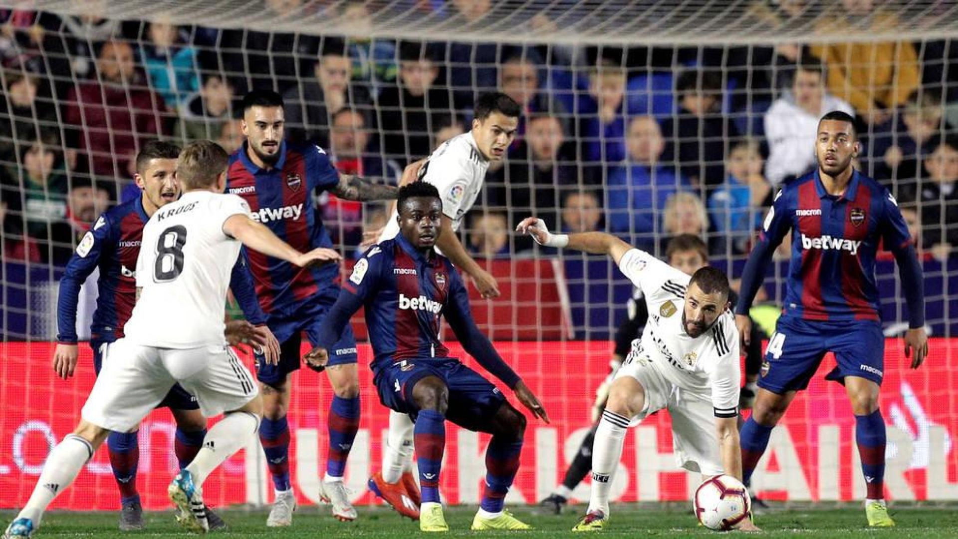 Dos penaltis con VAR y los postes mantienen con vida al Madrid