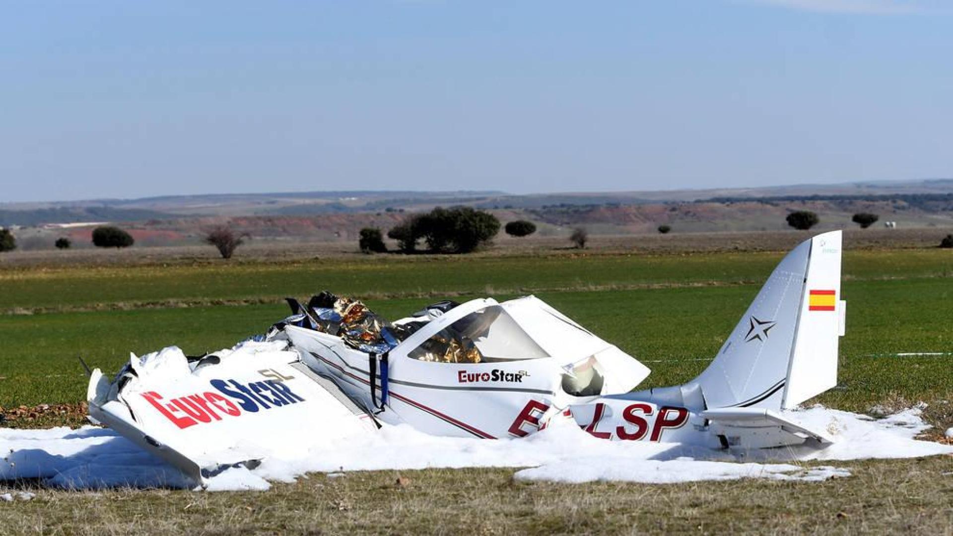 Estado en el que ha quedado la avioneta que se ha estrelladro este domingo en el aeródromo La Nava.