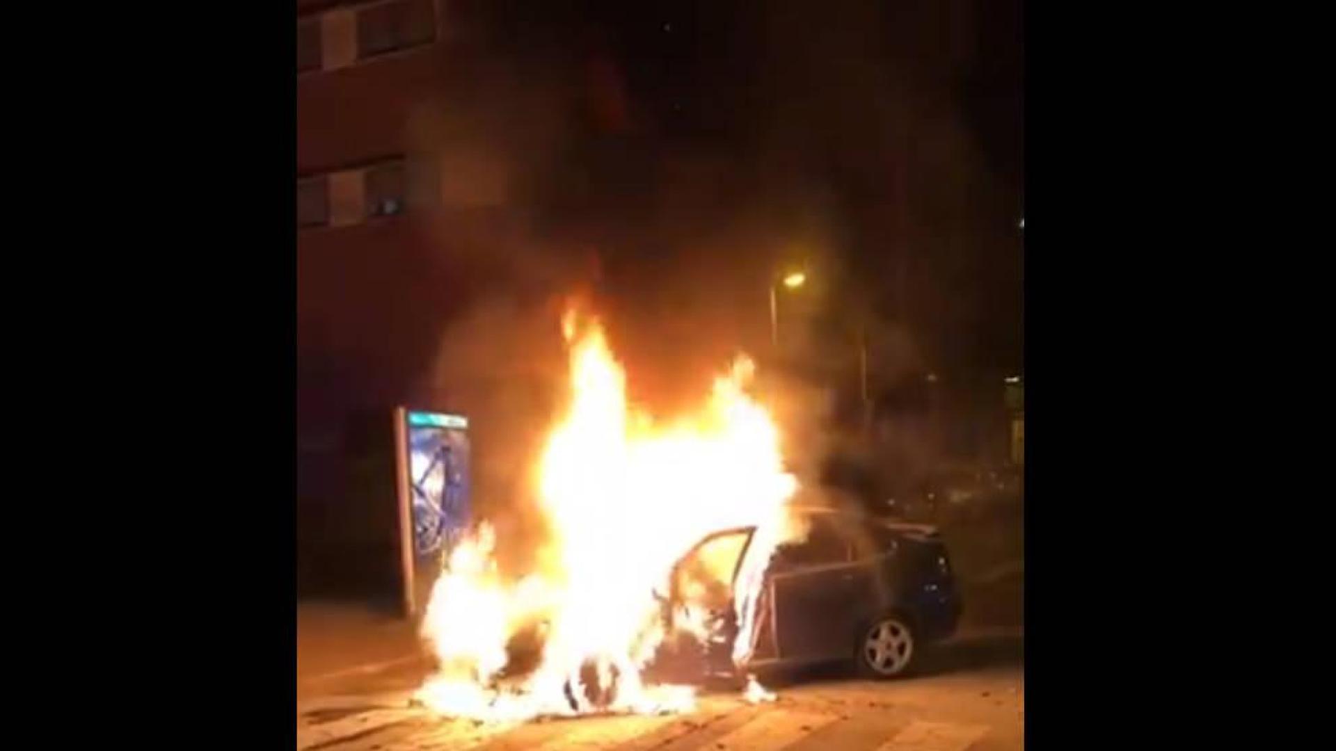 Arde un coche en marcha la noche del domingo en Mendillorri