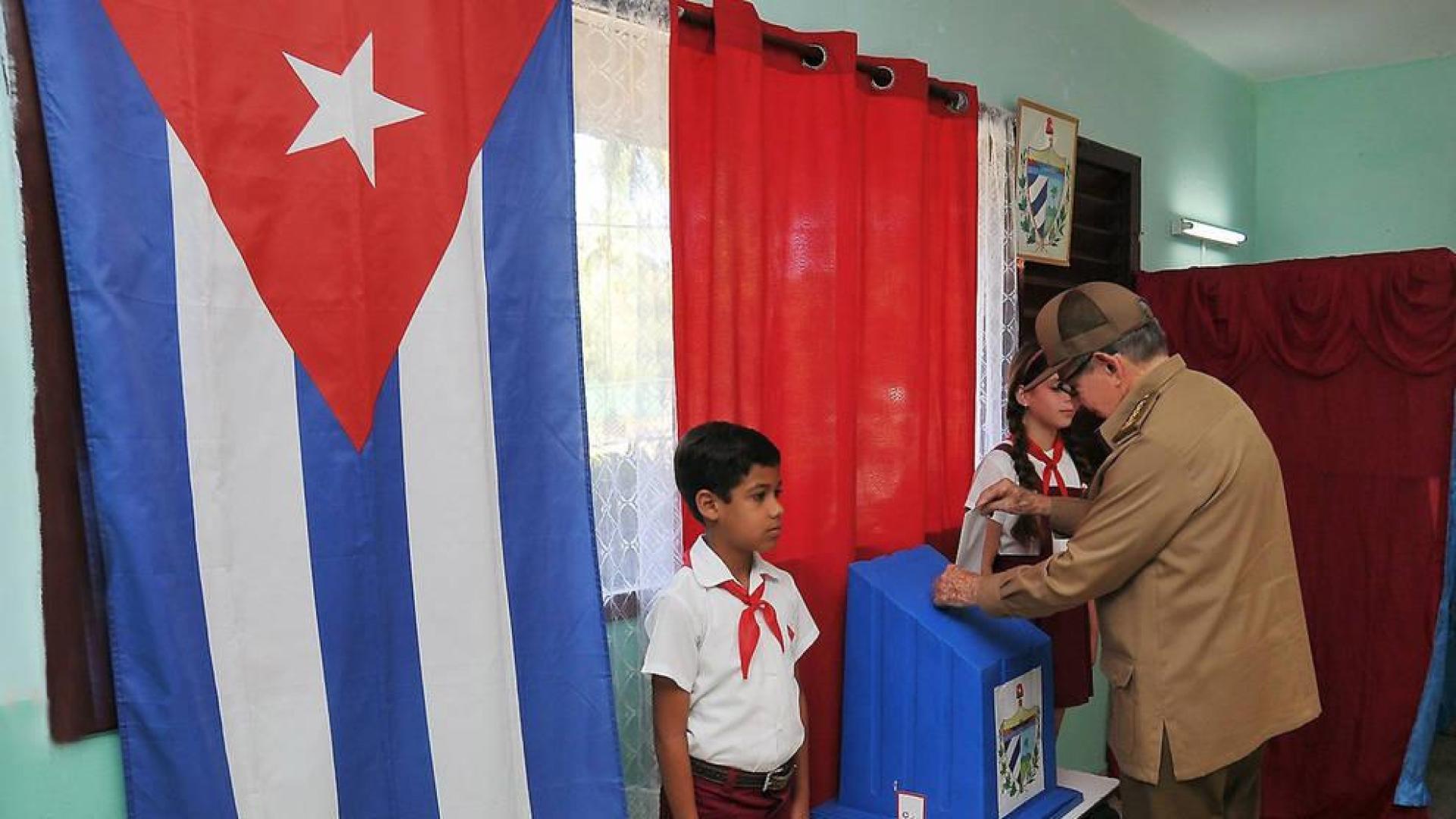 El expresidente cubano, Raúl Castro, vota en el referendo sobre la nueva Constitución, en La Habana