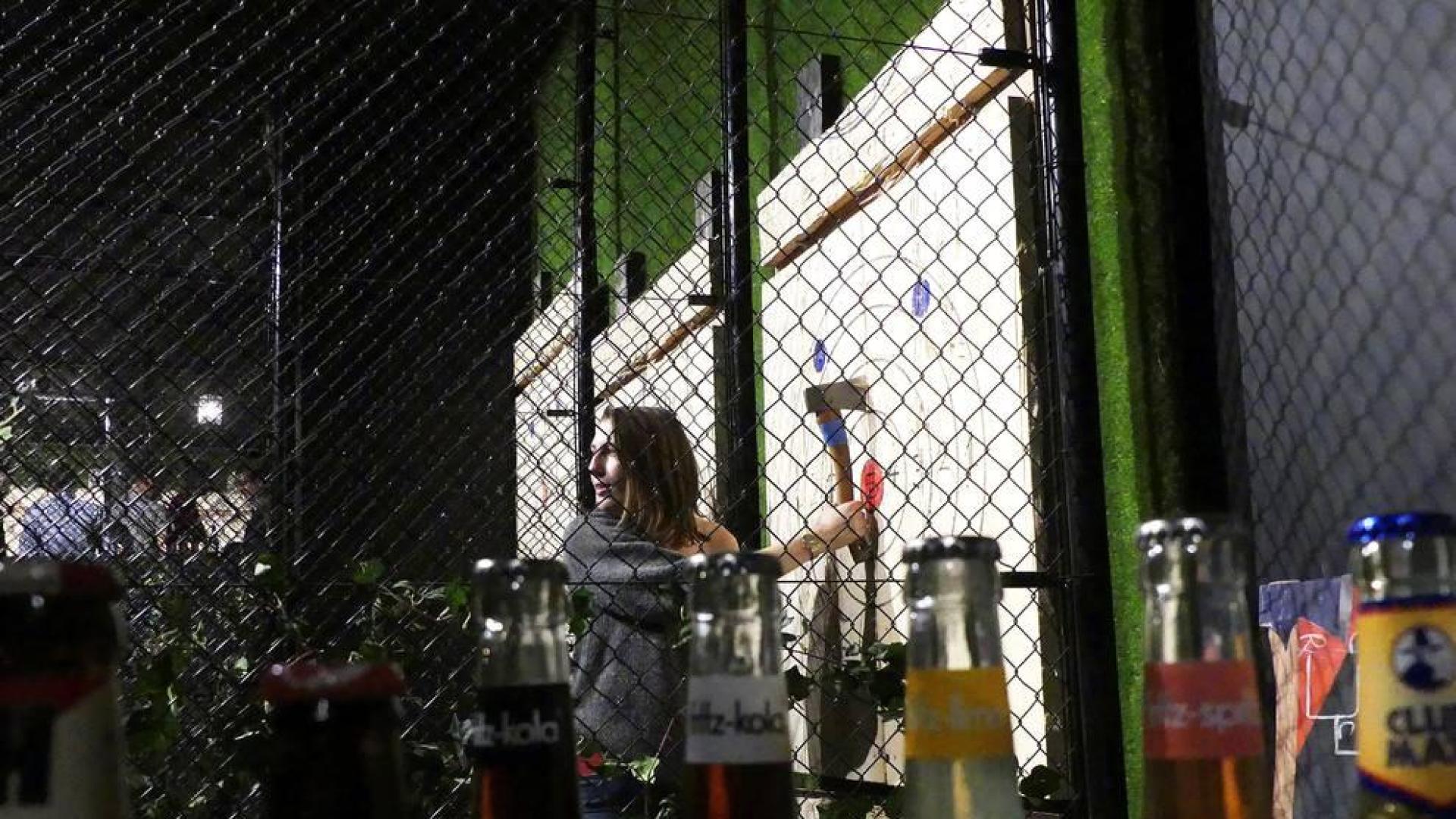 Lanzar hachas, la nueva terapia de un bar de Bruselas para combatir el estrés