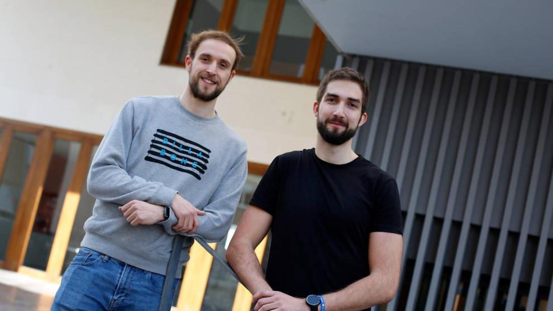 Sergio Fuentes y Julen Velasco, en los alrededores del polideportivo Elizgibela de Burlada, donde comenzaron a jugar a baloncesto.