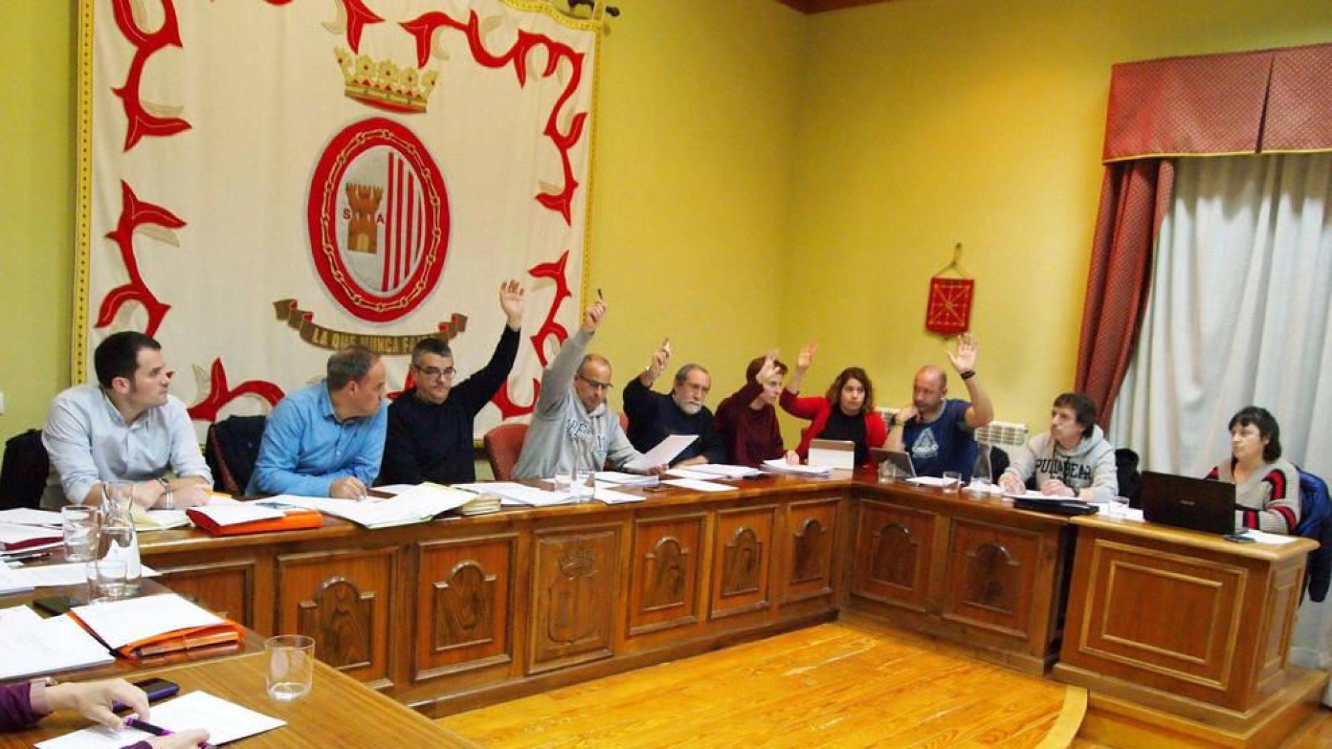 Los 13 ediles participaron en el pleno de ayer. Reunió a una decena de vecinos y duró 45 minutos. En la foto, la APS vota el presupuesto.
