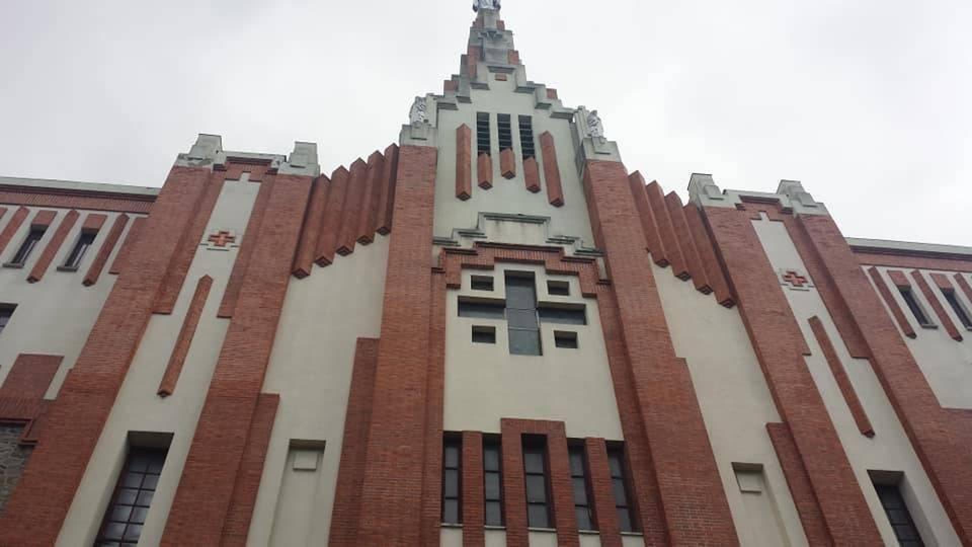 Fachada de los Paúles con la cruz, obra del arquitecto Víctor Eusa.