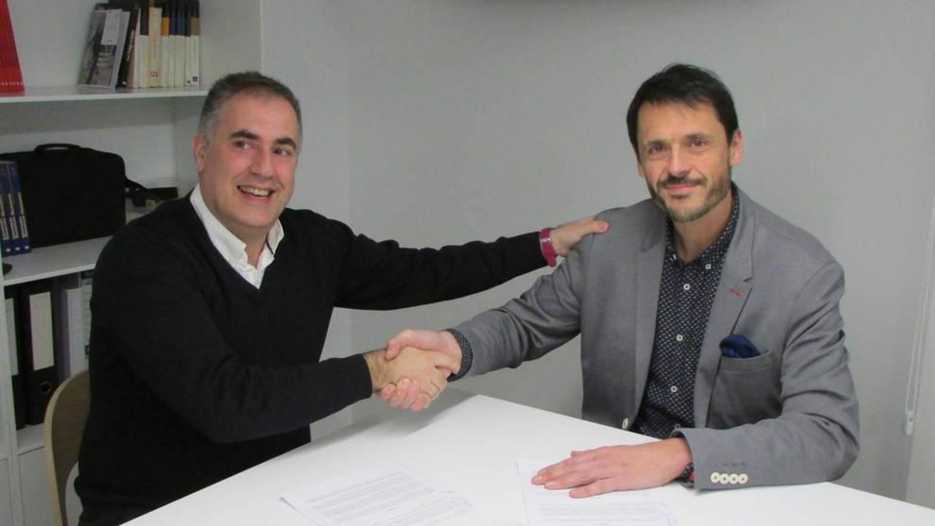 Ignacio San Miguel (a la izquierda), delegado de Acción contra el Hambre en Navarra, y Álex Uriarte, presidente de Aedipe Navarra, durante la firma del acuerdo de colaboración.